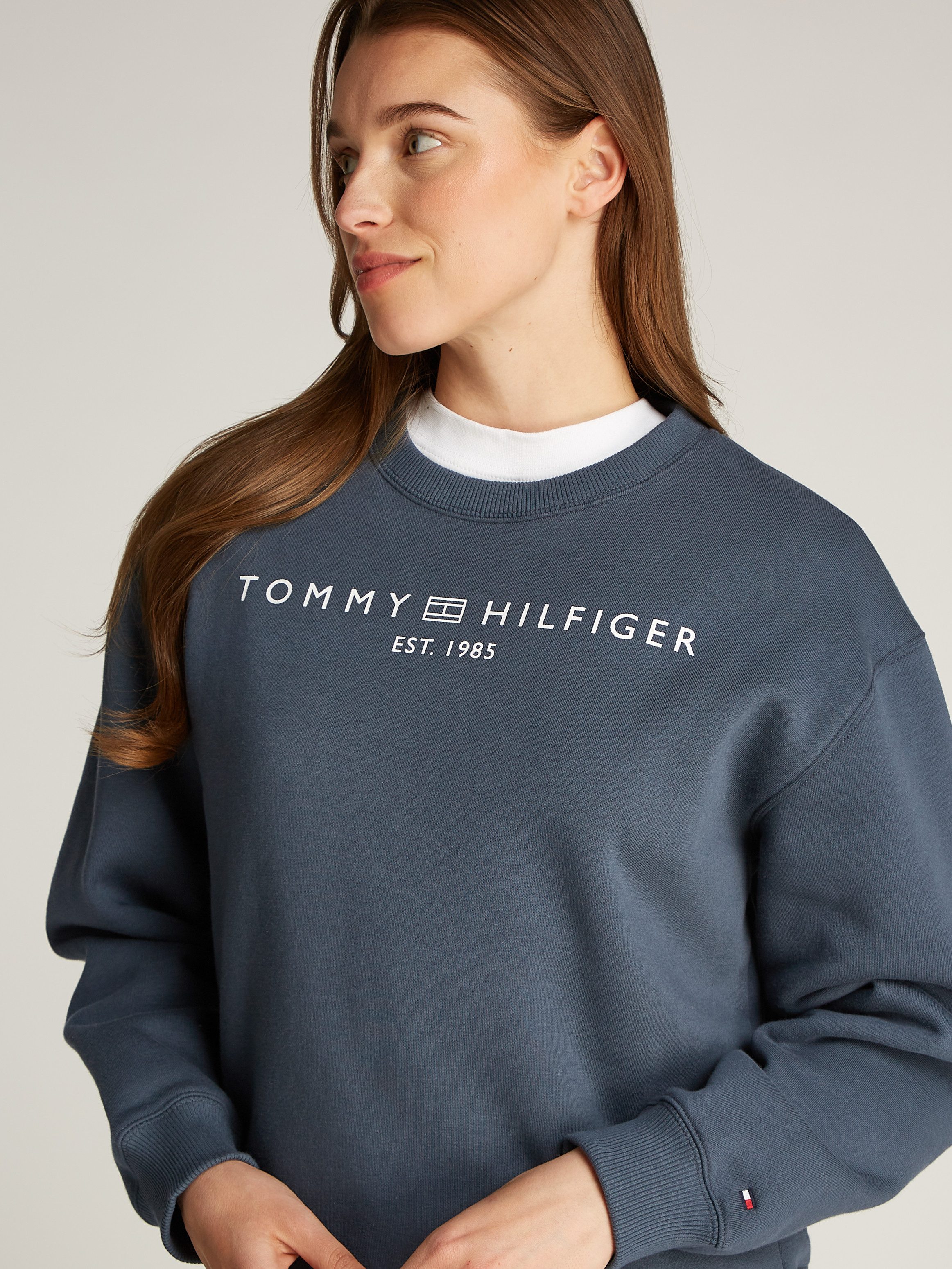 Tommy Hilfiger Sweatshirt MDRN REG CORP LOGO C-NK SWTSHRT mit Logoschriftzug