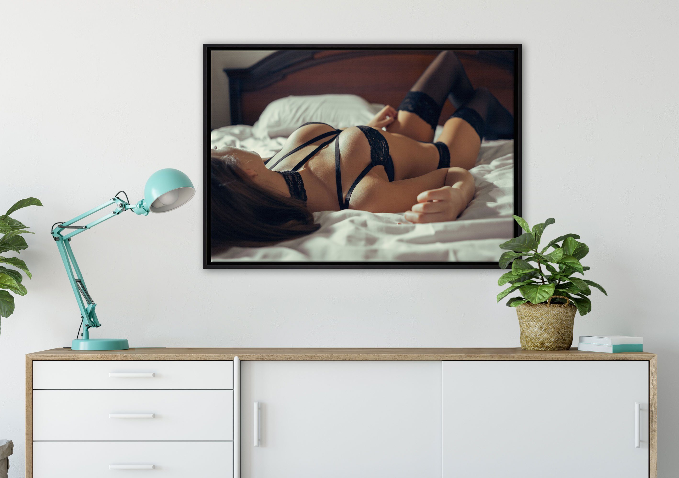 Bett, einem Leinwandbild Schattenfugen-Bilderrahmen Zackenaufhänger auf erotischen in bespannt, inkl. Leinwandbild gefasst, (1 Wanddekoration St), Frau Dessous Pixxprint in fertig