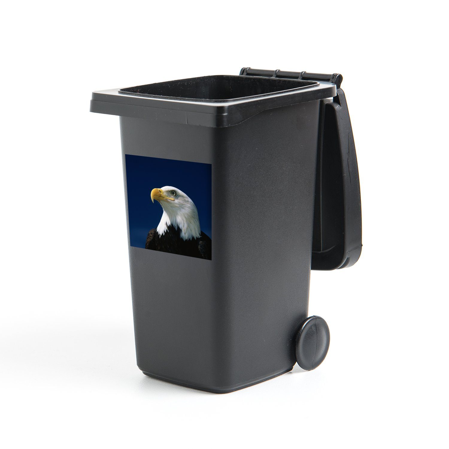 Sticker, blauen Himmel Weißkopfseeadler St), in Container, MuchoWow Mülltonne, einen (1 Mülleimer-aufkleber, Abfalbehälter Ein Wandsticker schaut