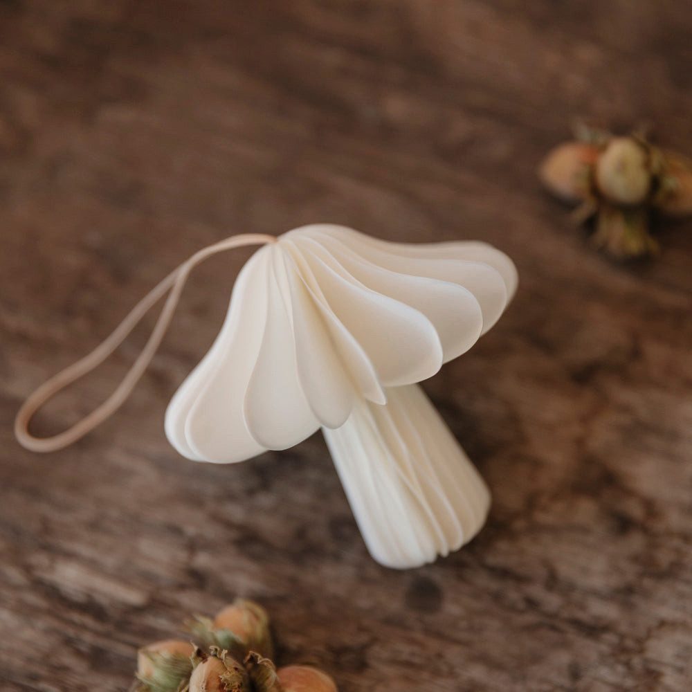 studio mkono Dekoobjekt Papieranhänger Herbstdeko Pilz aus Papier in weiß – Bild 2 von 2