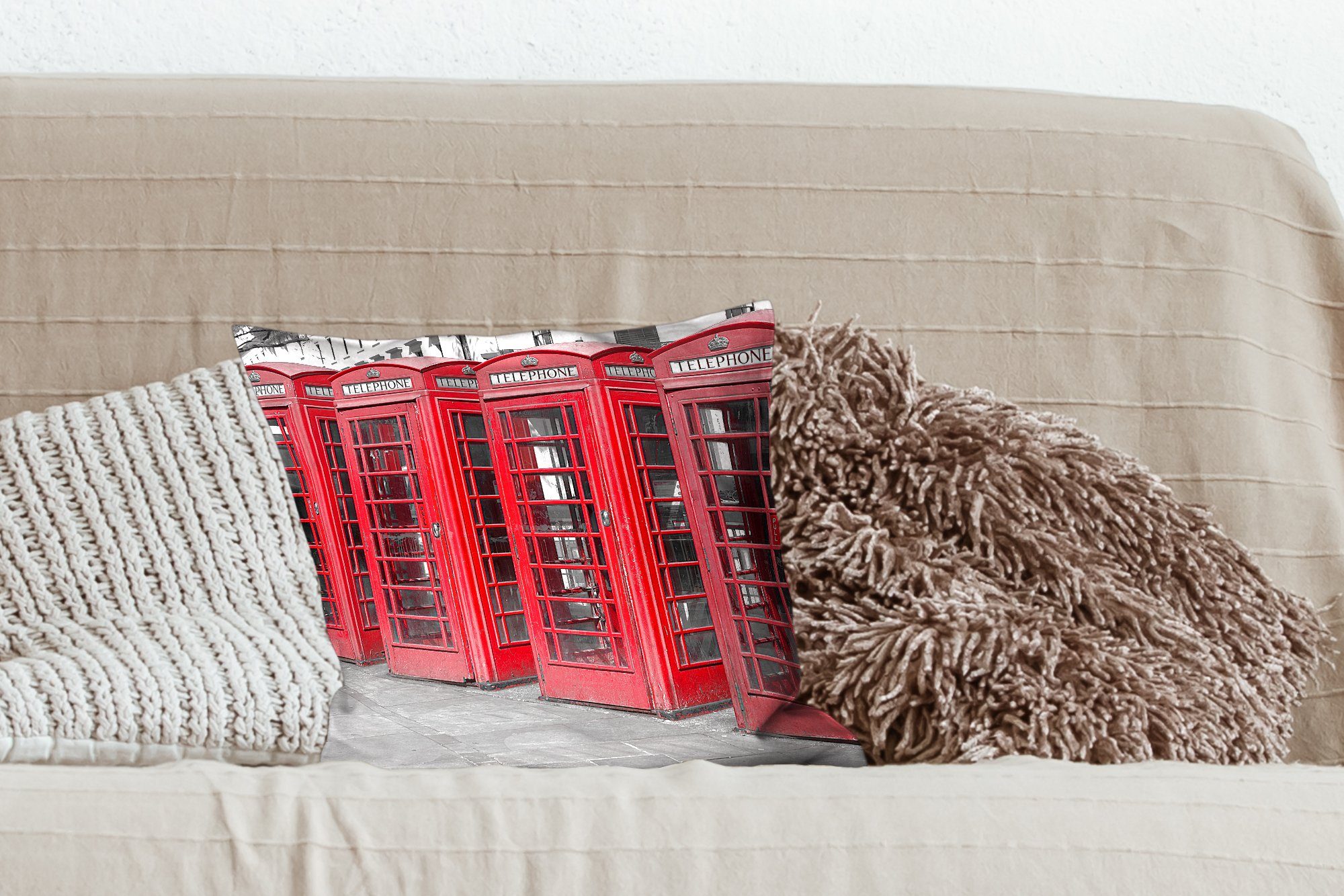 Schwarz-Weiß-Foto vier Schlafzimmer, MuchoWow Deko, Telefonkabinen, Wohzimmer, mit von Zierkissen Sofakissen roten für Dekokissen Füllung