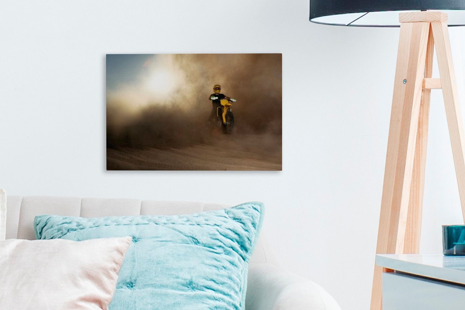 auf Leinwandbild St), Aufhängefertig, Wandbild 30x20 Staubwolke, Ein in Motorrad gelben einem Leinwandbilder, OneMillionCanvasses® Mann einer cm Wanddeko, (1