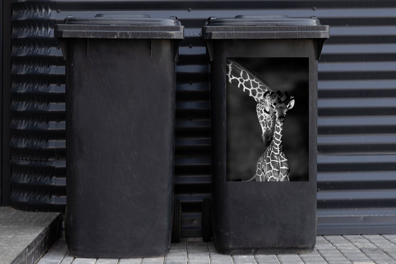 MuchoWow Wandsticker Porträt Container, weiß schwarz Kalb und Sticker, Abfalbehälter - (1 St), einer ihrem Mülleimer-aufkleber, Giraffe mit Mülltonne