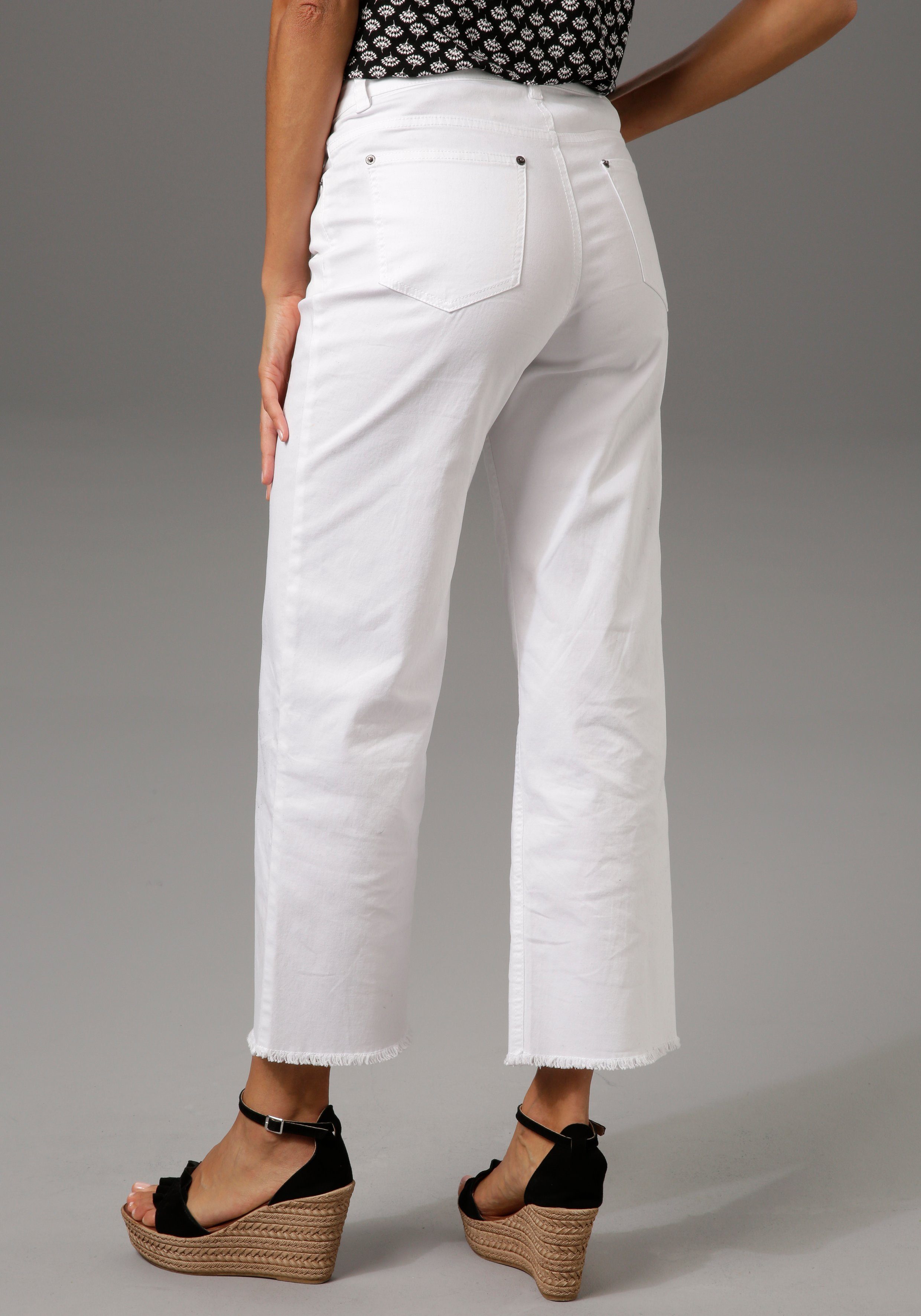 Aniston CASUAL 7/8-Jeans mit leicht ausgefranstem Beinabschluss white