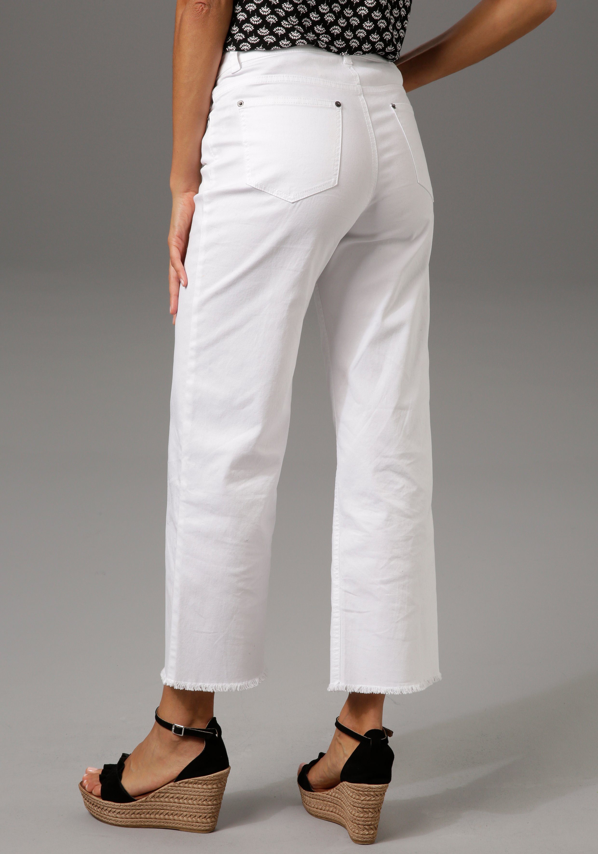 Aniston CASUAL 7/8-Jeans mit leicht ausgefranstem Beinabschluss – Bild 2 von 5