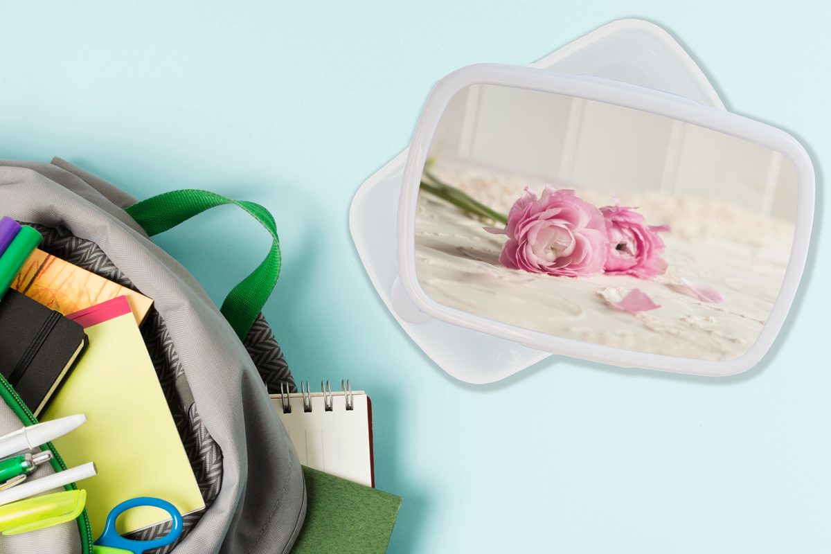 MuchoWow Lunchbox Rosa Ranunkelblüten auf Mädchen Kinder weiß Kunststoff, für und einem Jungs Erwachsene, Brotdose, (2-tlg), und Tisch, für Brotbox