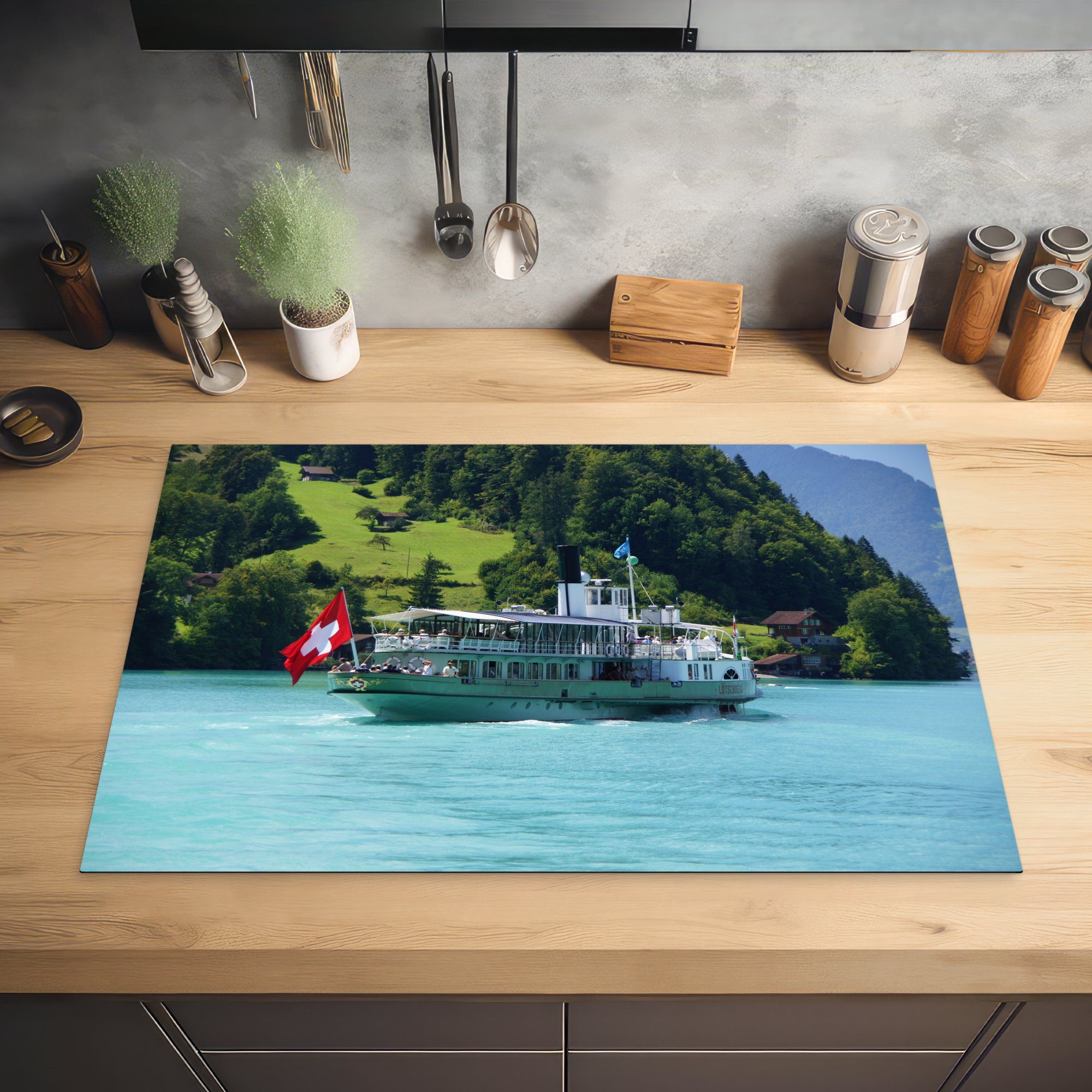 dem küche, Schutz Schweizer die Flagge, cm, 81x52 Ceranfeldabdeckung für Herdblende-/Abdeckplatte Induktionskochfeld Vinyl, (1 Wasser auf MuchoWow Dampfer tlg), mit