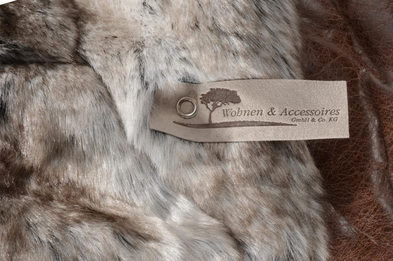 Wohndecke Felldecke (Kunstfell) Kuscheldecke Tagesdecke "Wolf hell gestreift", Wohnen und Accessoires GmbH & Co. KG, Felloptik – Bild 3 von 5