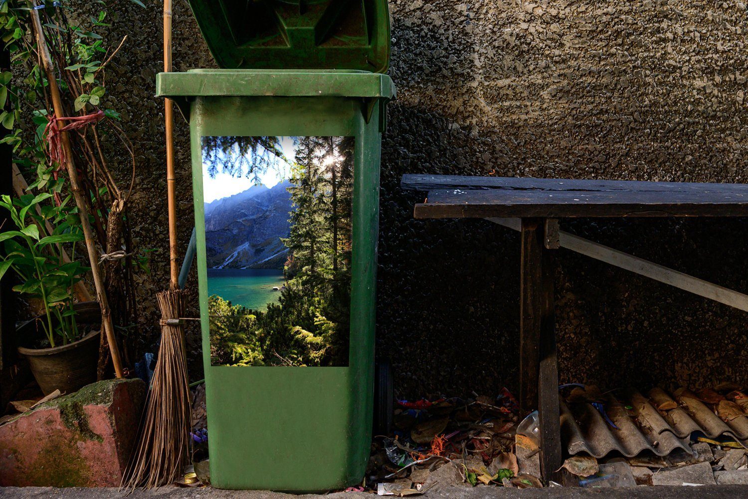 MuchoWow Wandsticker Die Berglandschaft und St), türkisfarbener Sticker, Mülltonne, Container, Mülleimer-aufkleber, Tatra-Nationalpark See im Abfalbehälter ein in (1
