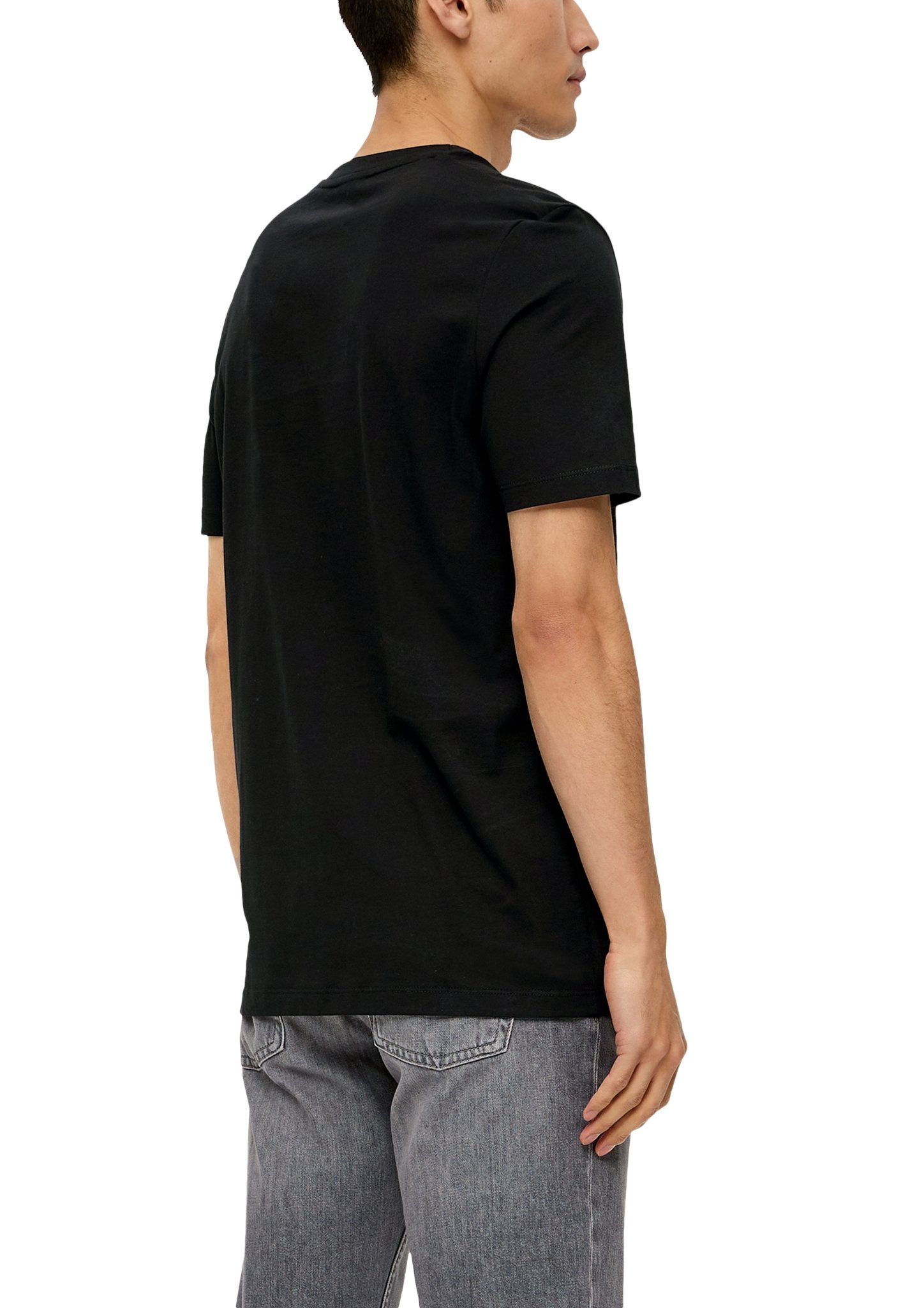 s.Oliver T-Shirt black auf Schriftzug mit der Brust