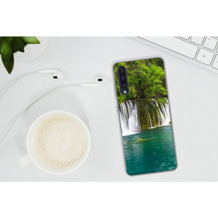 MuchoWow Handyhülle Die grüne Natur oberhalb der Wasserfälle in Thailands Handyhülle Samsung Galaxy A30s Smartphone-Bumper Print Handy AN10824