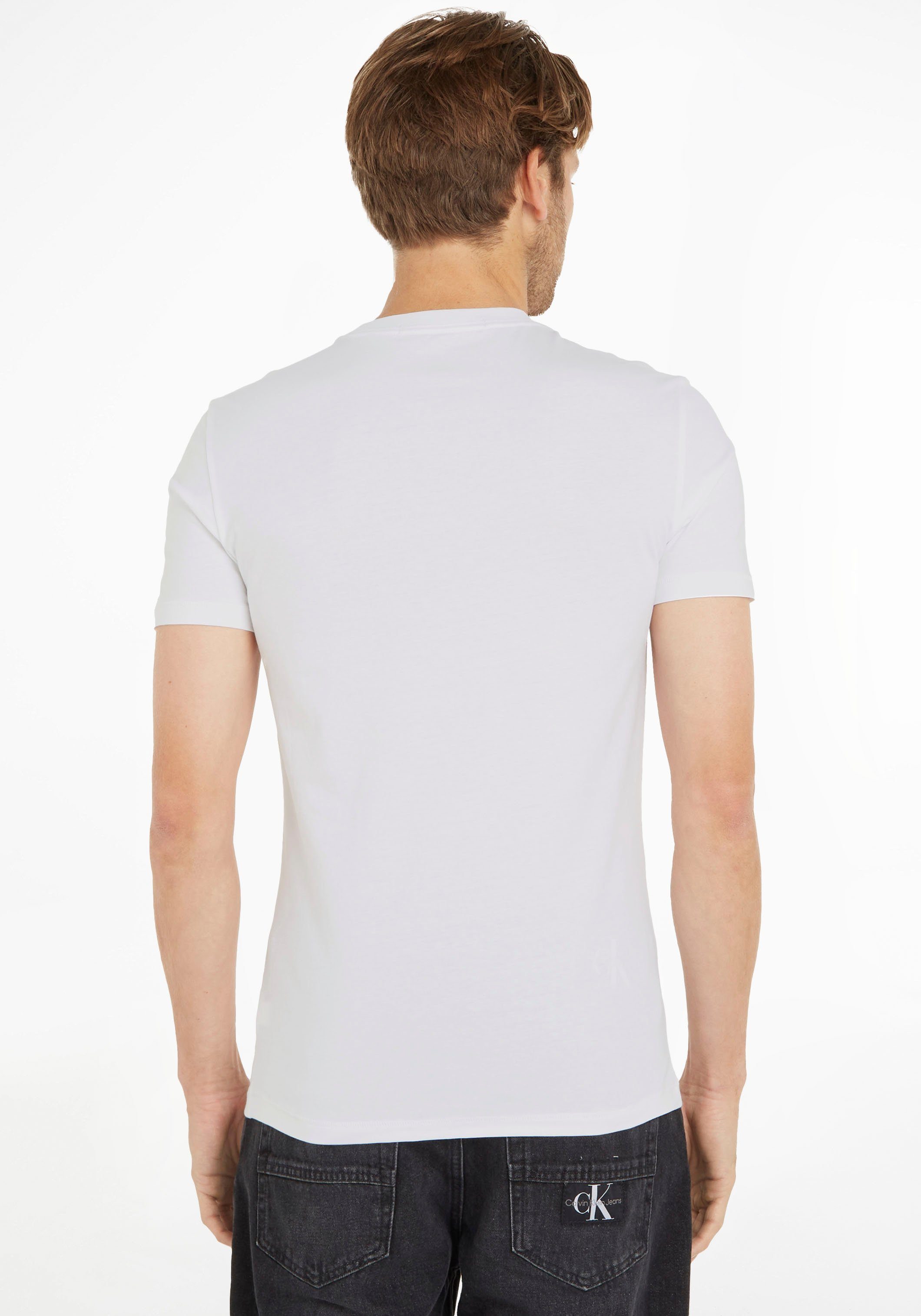 auf White Calvin Klein Calvin Jeans T-Shirt der Klein SEASONAL TEE Bright MONOLOGO mit Brust Logoschriftzug