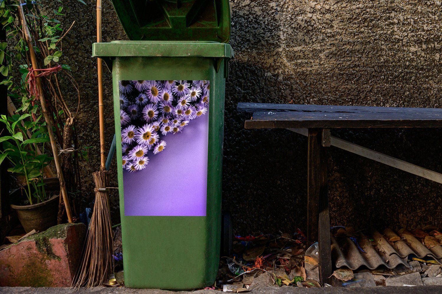 Asterblüten MuchoWow Wandsticker Mülleimer-aufkleber, St), Abfalbehälter Lila (1 Container, der Mülltonne, Sticker, in Ecke
