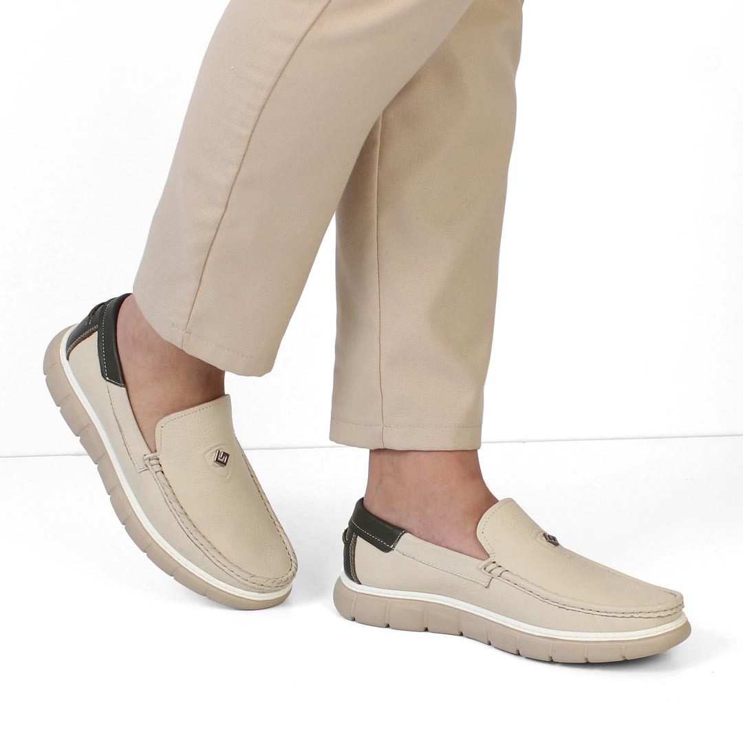 Celal Gültekin Karreekappe Mokassin-Naht Slipper Flach Herren Slipper Narbenleder, Karreekappe, Zweifarbig, Beige, 41