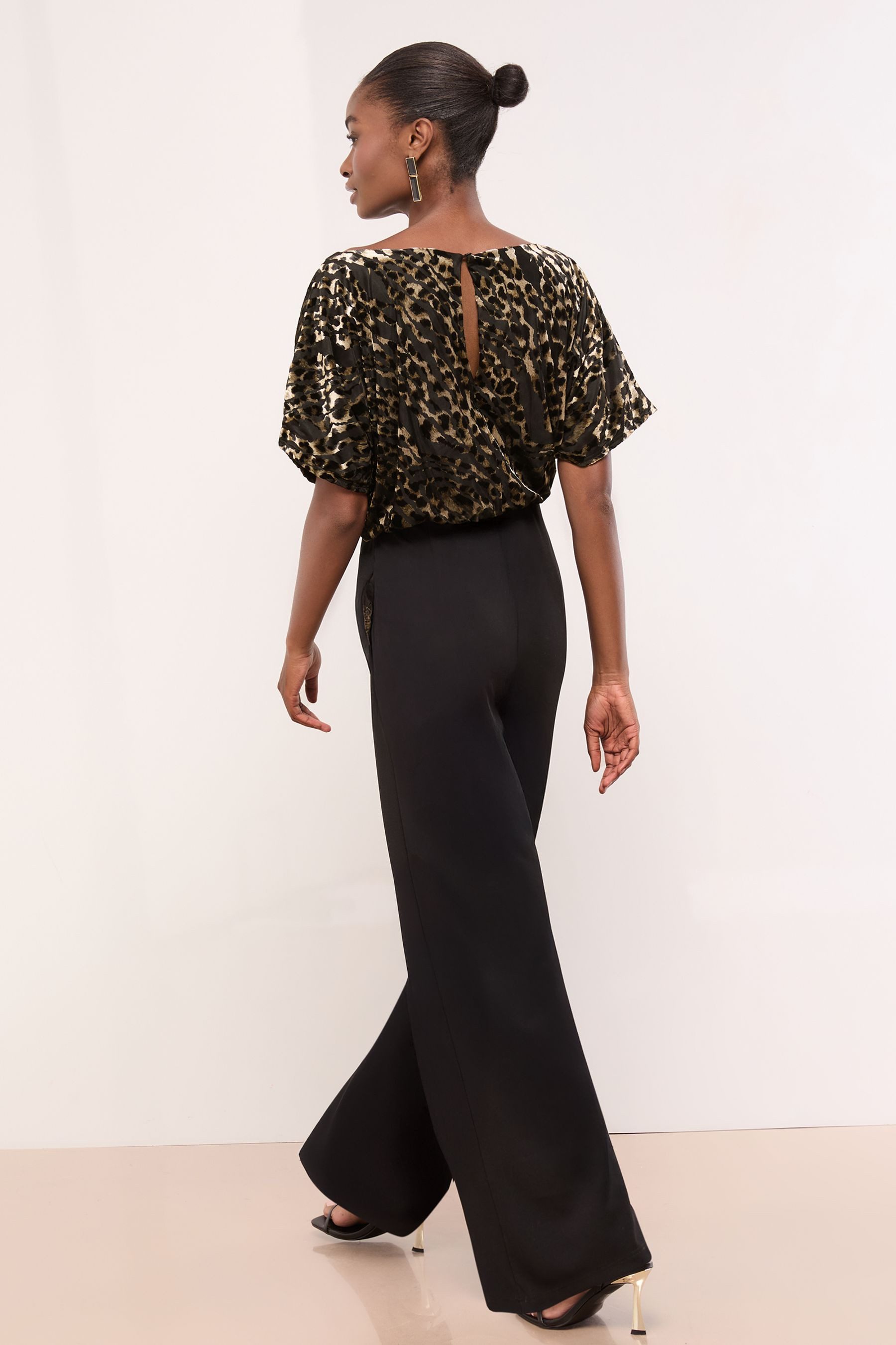 LIPSY Jumpsuit Lipsy Jumpsuit mit Leopardenmuster, Kurzgröße (1-tlg)
