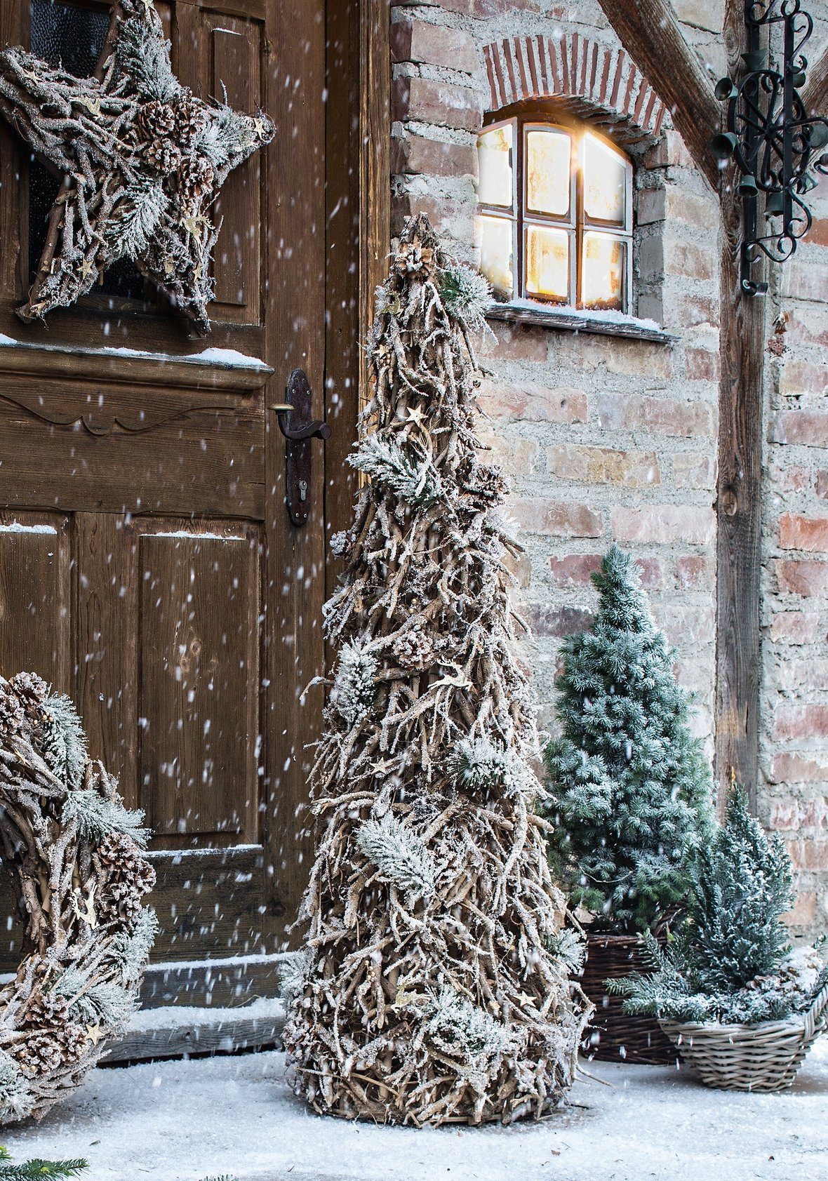 Dekoleidenschaft Künstlicher Weihnachtsbaum Deko Tanne "Winterzauber" aus Rebenholz, 130 cm hoch, Weihnachtsdeko, Winterdeko für Drinnen & Drausen, Wohnzimmer, Balkon, Garten