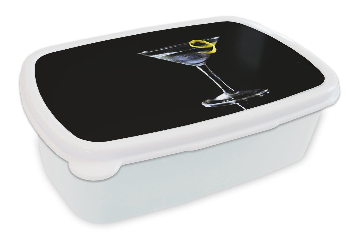 MuchoWow Lunchbox Martini mit Zitronenspitze auf schwarzem Hintergrund, Kunststoff, (2-tlg), Brotbox für Kinder und Erwachsene, Brotdose, für Jungs und Mädchen weiß