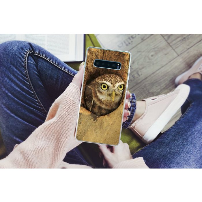 MuchoWow Handyhülle Braune Eule die aus einem Loch in einem Baum schaut Phone Case Handyhülle Samsung Galaxy S10+ Silikon Schutzhülle FN11226