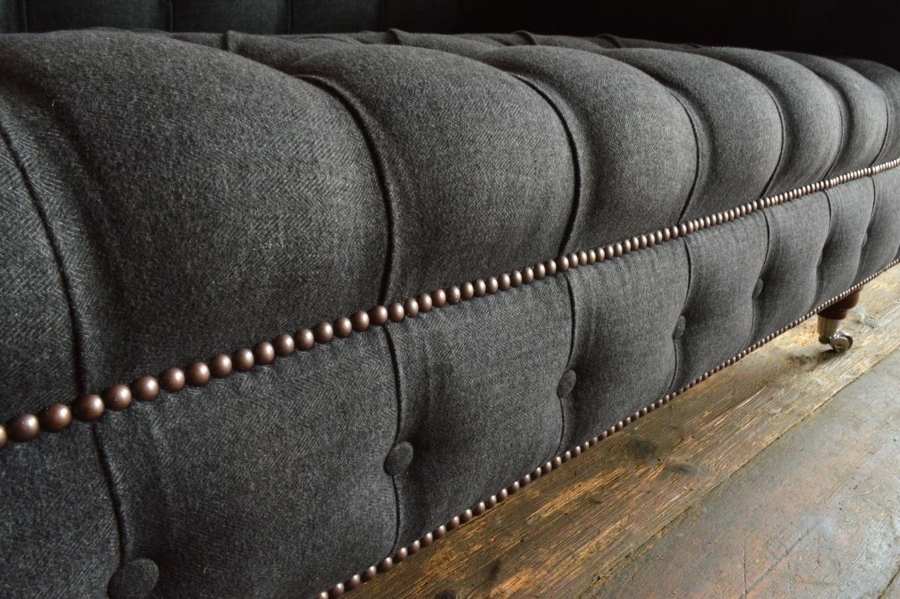 Original Couchen Grau Chesterfield-Sofa Neu, JVmoebel Chesterfield Stoff Sofas JVMoebel Rückenlehne mit Die Sofa Knöpfen.