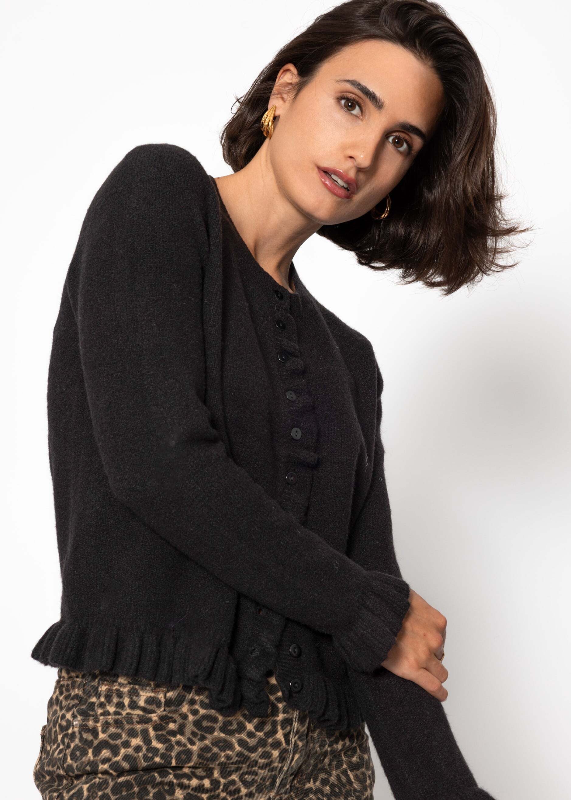 SASSYCLASSY Cardigan Elegante Strickjacke Damen mit Rüschendetails Femininer Cardigan mit Wollanteil Beige Hellgrün Schwarz Braun