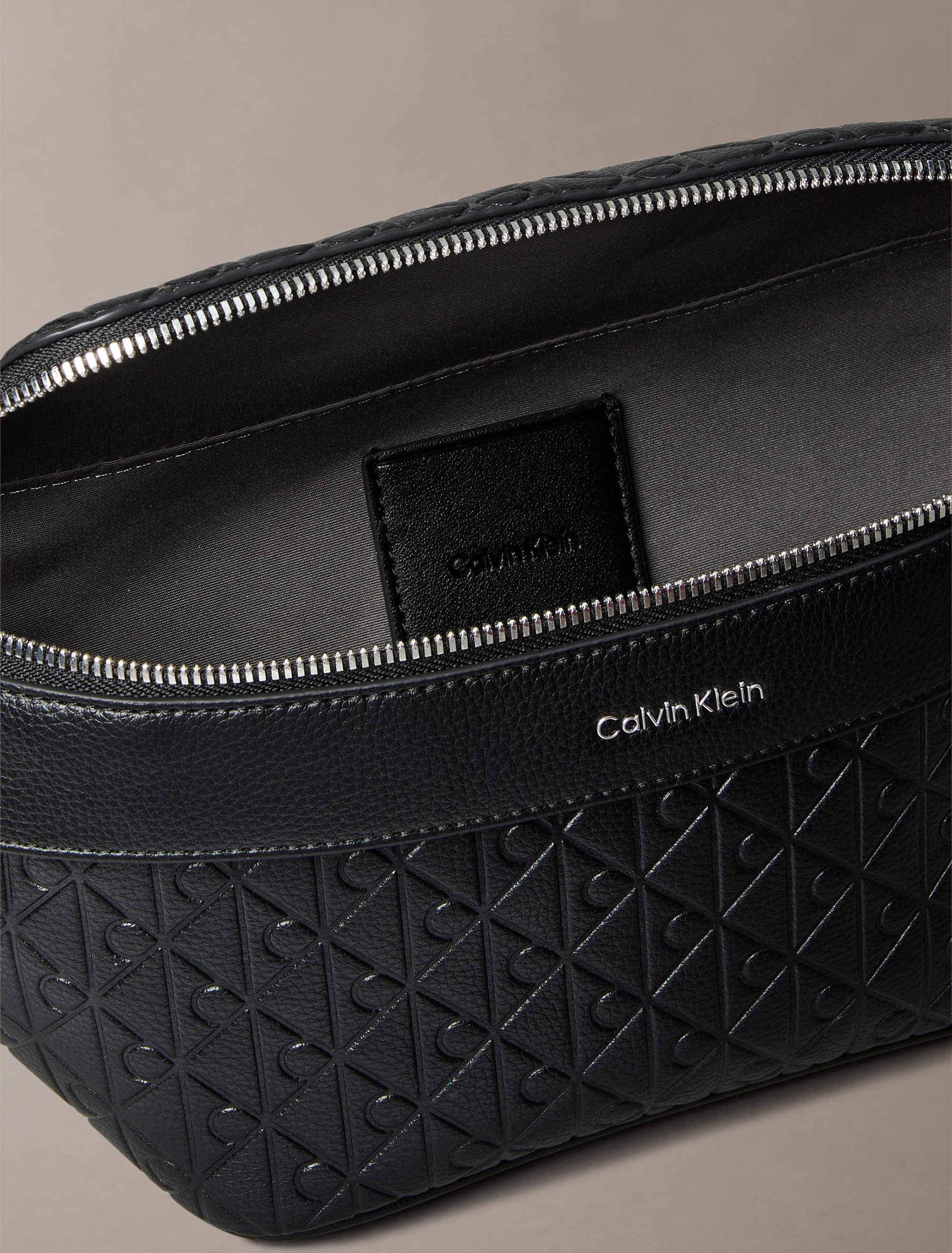 Calvin Klein Gürteltasche EMBLEM EMBOSS WAISTBAG, Unisex Schultertasche, Um günstig online kaufen