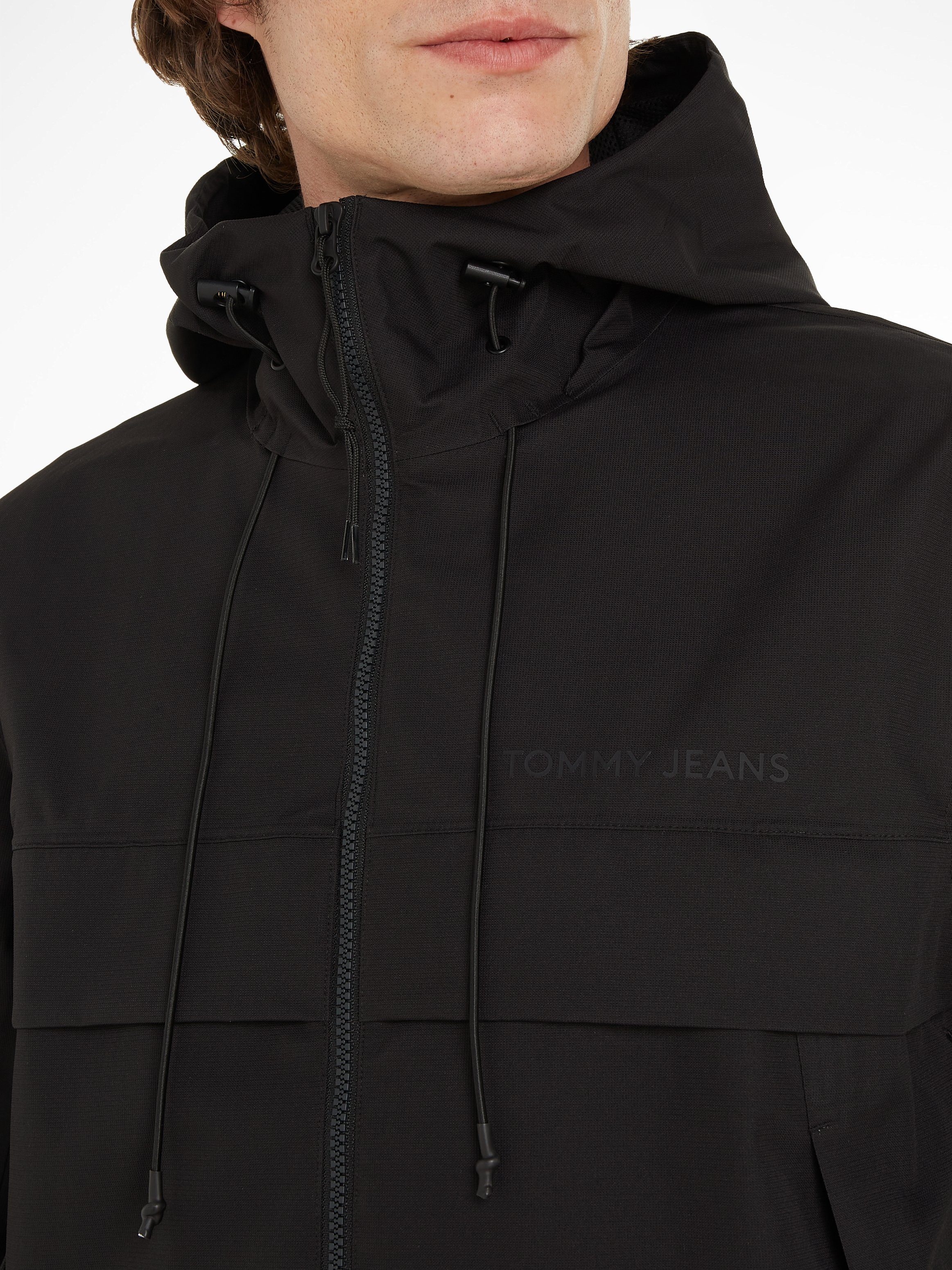 Tommy CHICAGO der Outdoorjacke mit EXT Brust TECH Logo-Schriftzug Plus Black Jeans auf TJM OUTDOOR