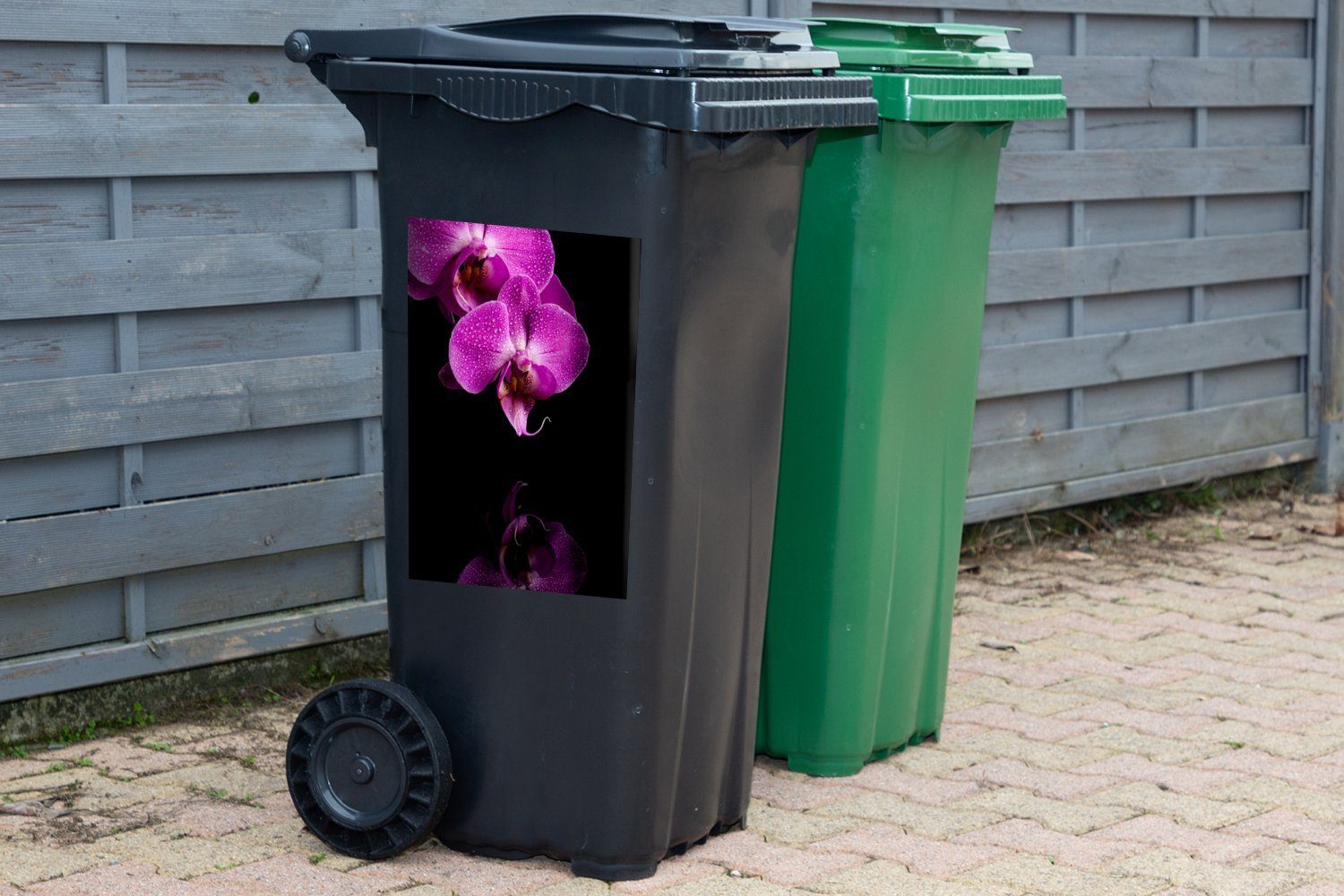 Hintergrund vor Mülltonne, Zwei lila Mülleimer-aufkleber, (1 St), Wandsticker MuchoWow Sticker, schwarzem Orchideen Abfalbehälter Container,