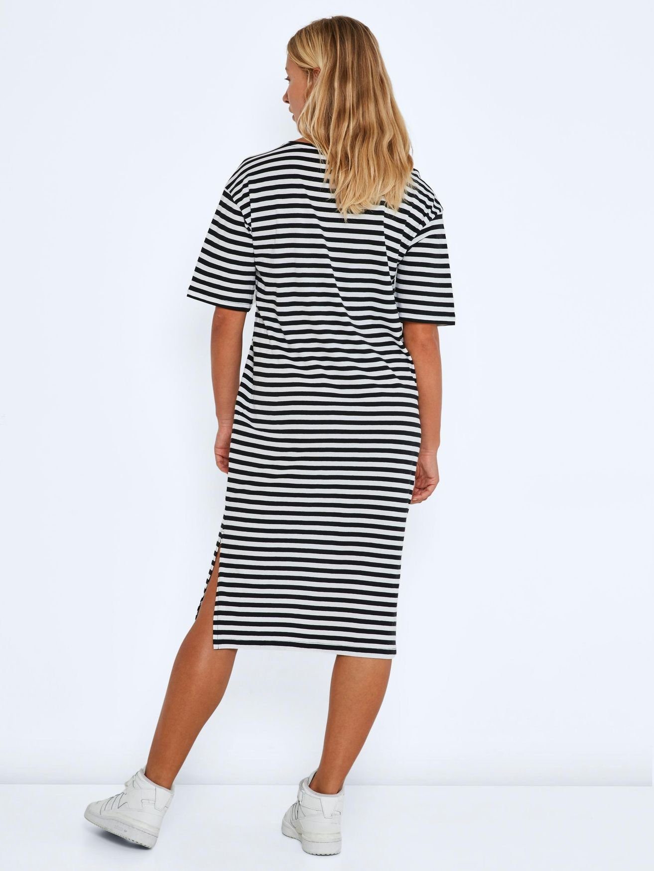 Sommer Shirtkleid Fit Dress (lang) 5391 Regular Noisy Kurzarm may Rundhals in weiß/schwarz Kleid