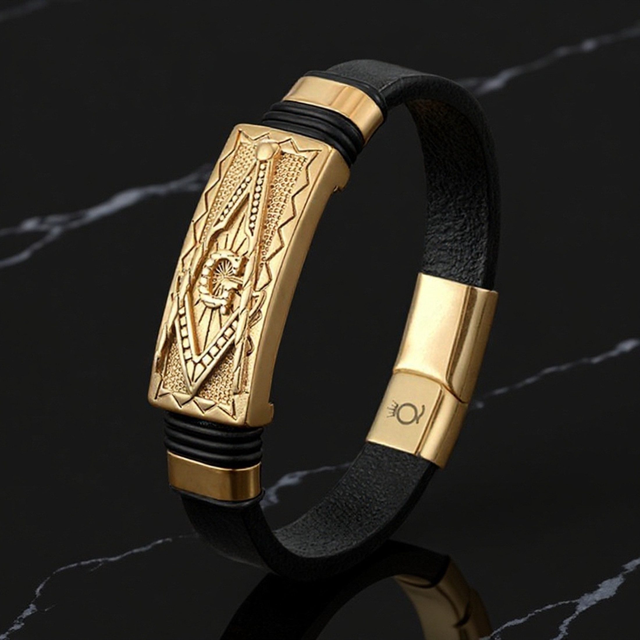 UNIQAL.de Lederarmband TOTEM Masonic Freimaurer – Echtleder & Edelstahl in Gold oder Schwarz (Herren Accessoire, Geschenkidee, Handarbeit, Symbolschmuck, Unisex), Hochwertig verarbeitet