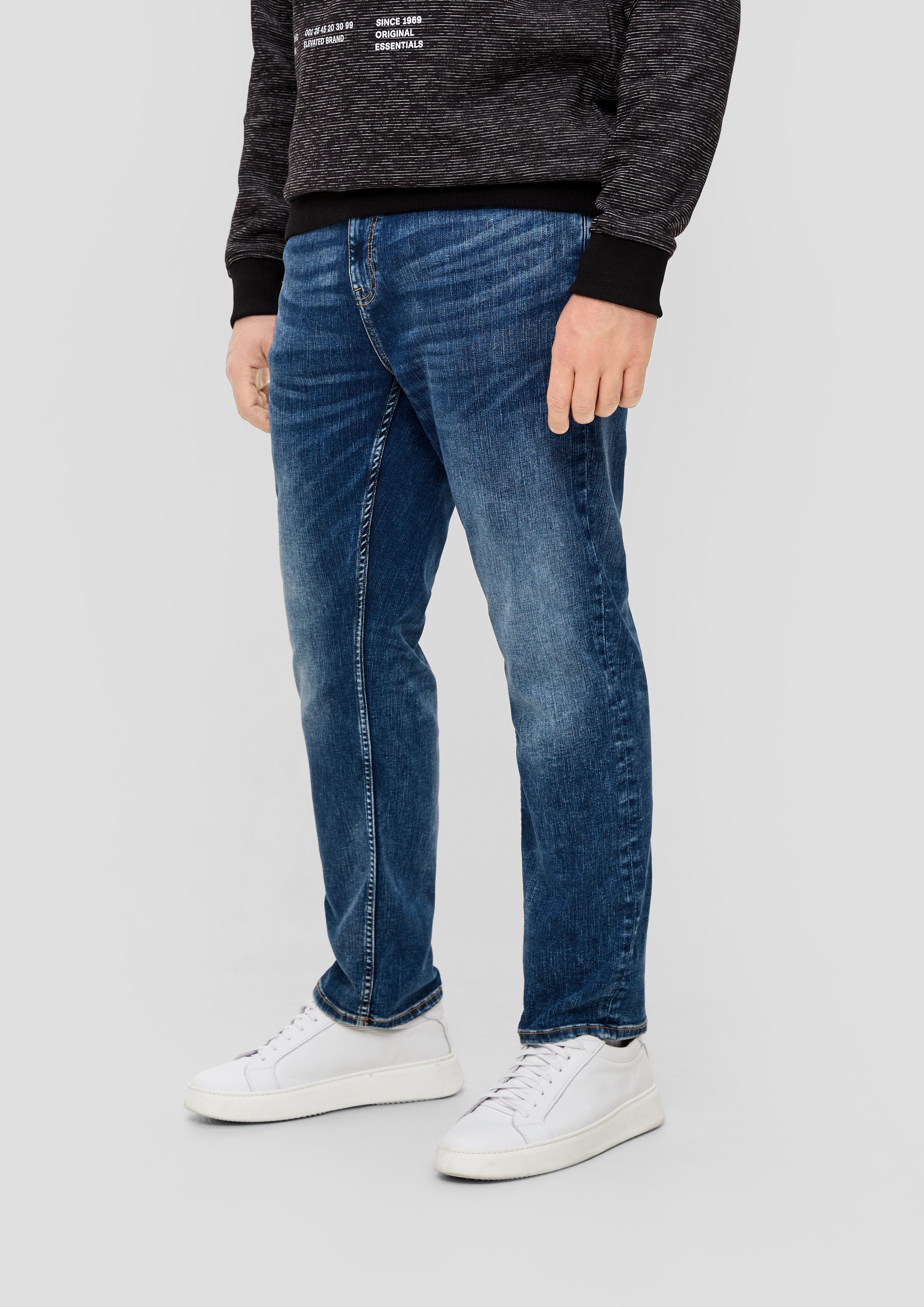 s.Oliver Stoffhose Jeans / Relaxed Straight / Rise Leg Mid Fit / Label-Patch
