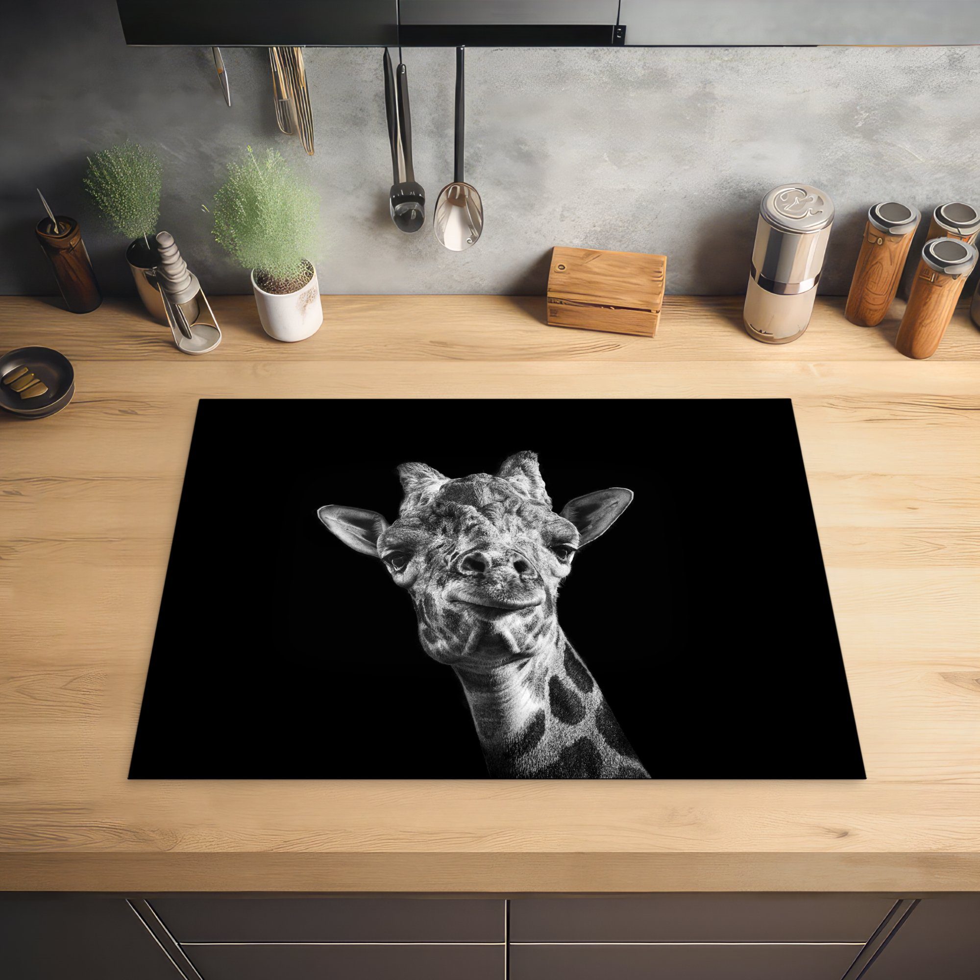Arbeitsfläche Giraffe nutzbar, 70x52 schwarzem Ceranfeldabdeckung abgebildet, Mobile Vinyl, tlg), schwarz-weiß MuchoWow (1 auf in Herdblende-/Abdeckplatte Hintergrund cm,