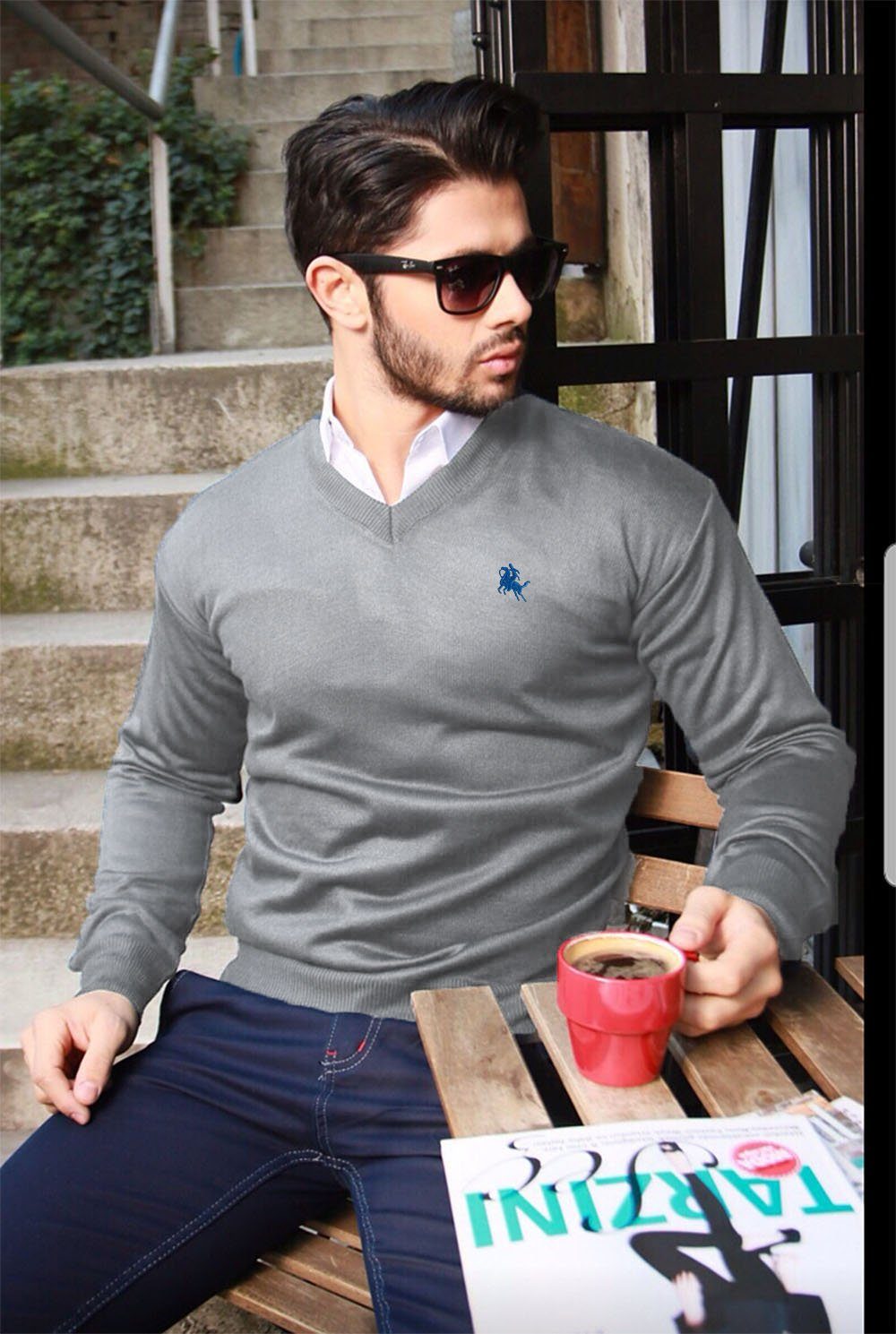 Strickpullover Eleganter Strickpullover mit V-Ausschnitt und Logostickerei