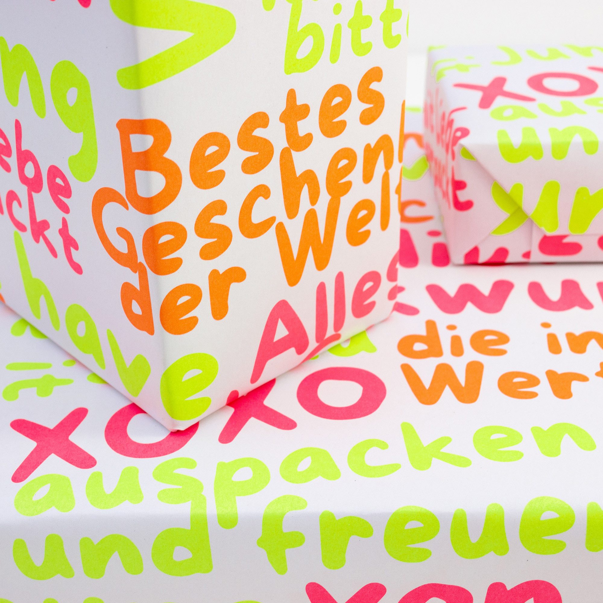 Bow & Hummingbird Geschenkpapier Geschenkpapier "Mit Liebe verpackt" aus Recyclingpapier, Bow&Hummingbird