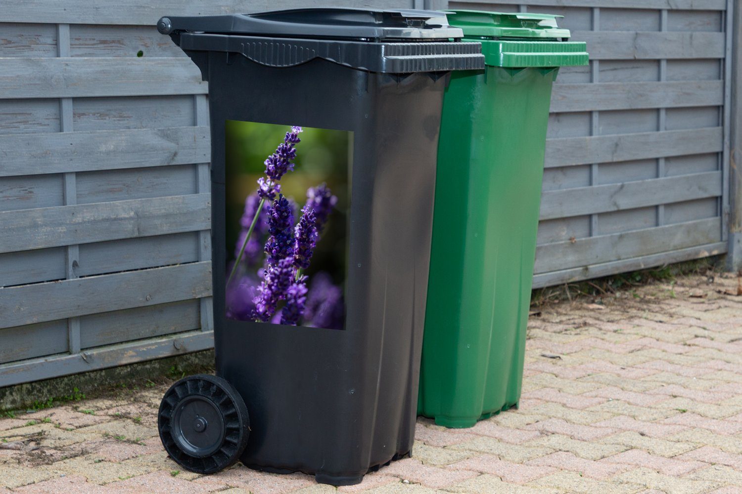 grünen Hintergrund Wandsticker Container, Nahaufnahme Lavendel St), (1 einem Mülleimer-aufkleber, MuchoWow Abfalbehälter Mülltonne, Sticker, vor von