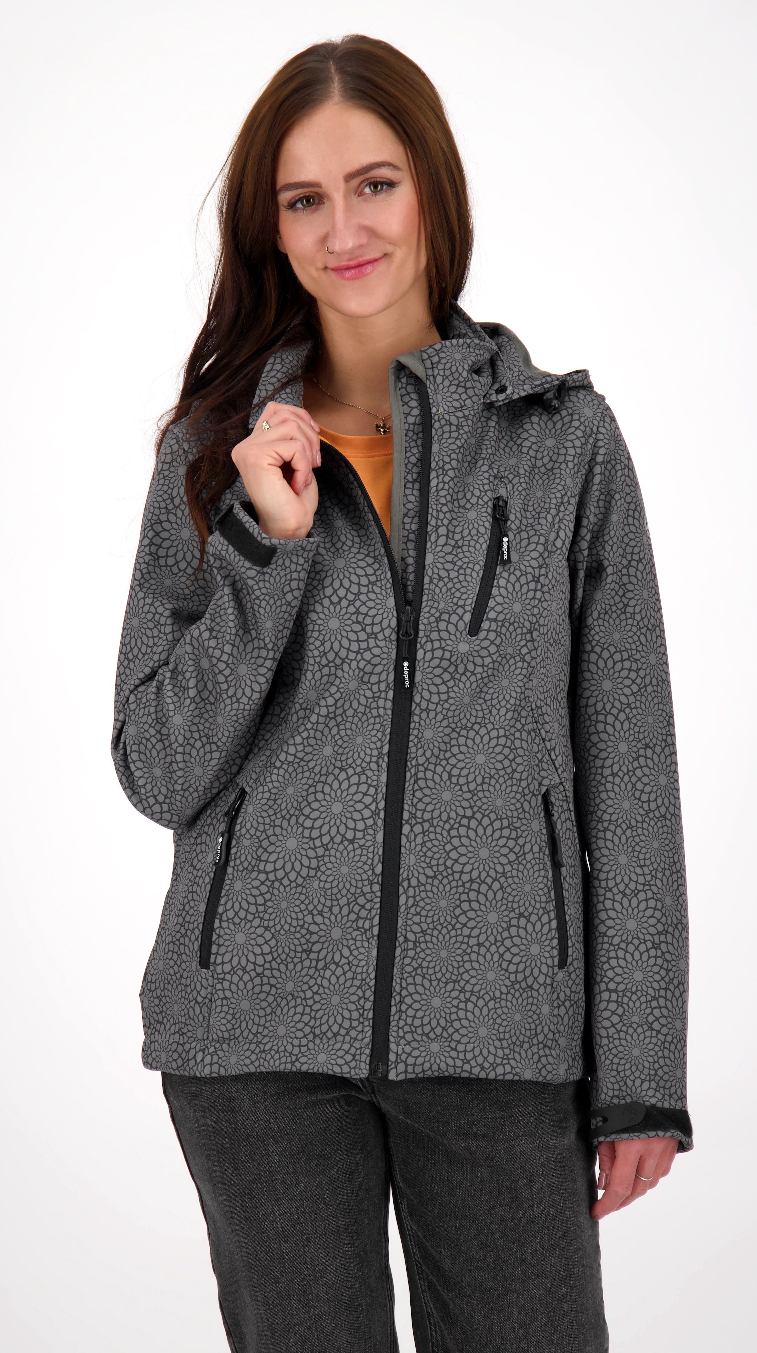 SHELBY mit DEPROC und Softshelljacke print Active Softshelljacke Kapuze PEAK All-Over-Print leichte abnehmbarer DC black