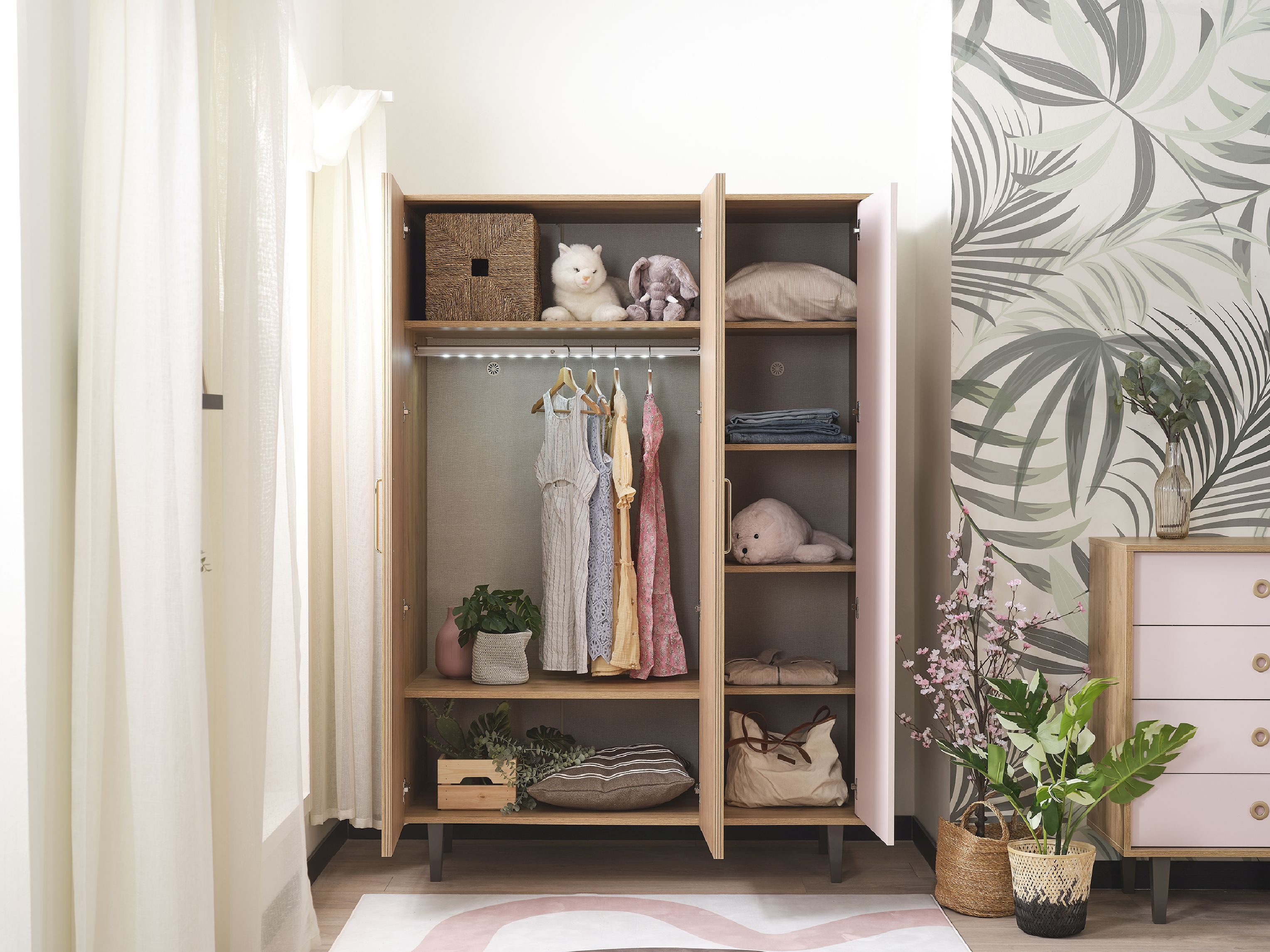 Möbel-Zeit Kleiderschrank ALICE 3-türig – Mit LED-Kleiderstange & 7 Fächern – Rosa & Holzoptik