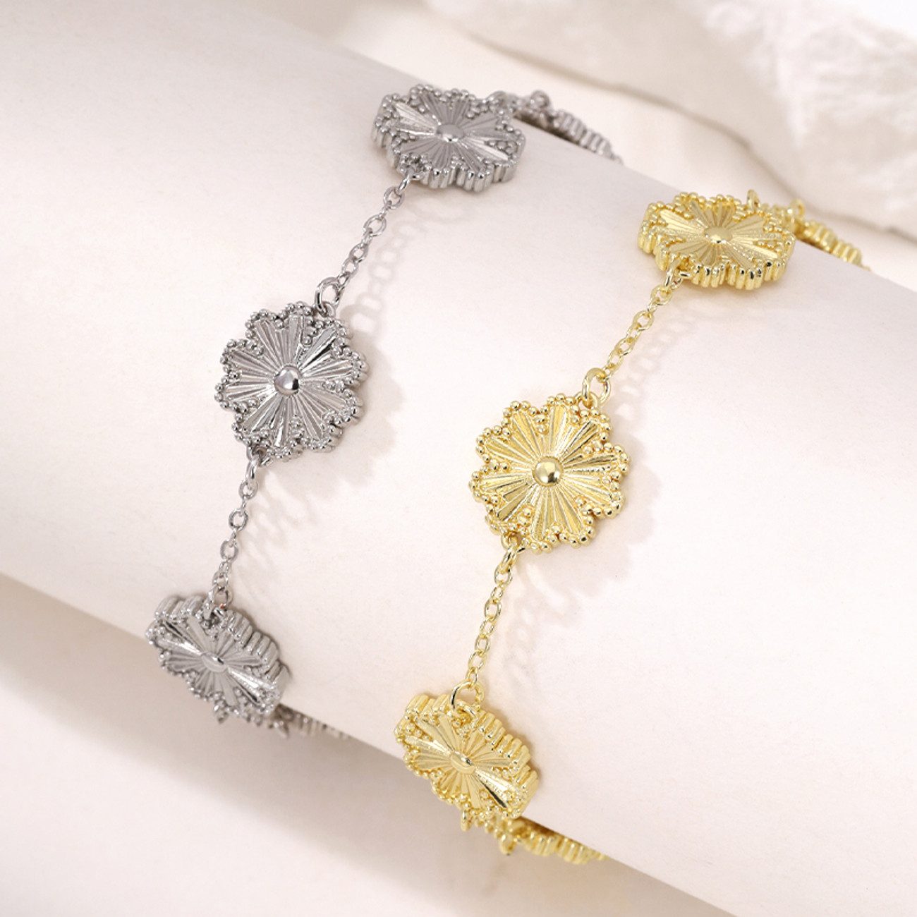 KARMA Armband Damen Blumen Silber oder Gold modern (silberfarben oder goldfarben), Armkettchen Karabinerverschluss Schmuck für Frauen