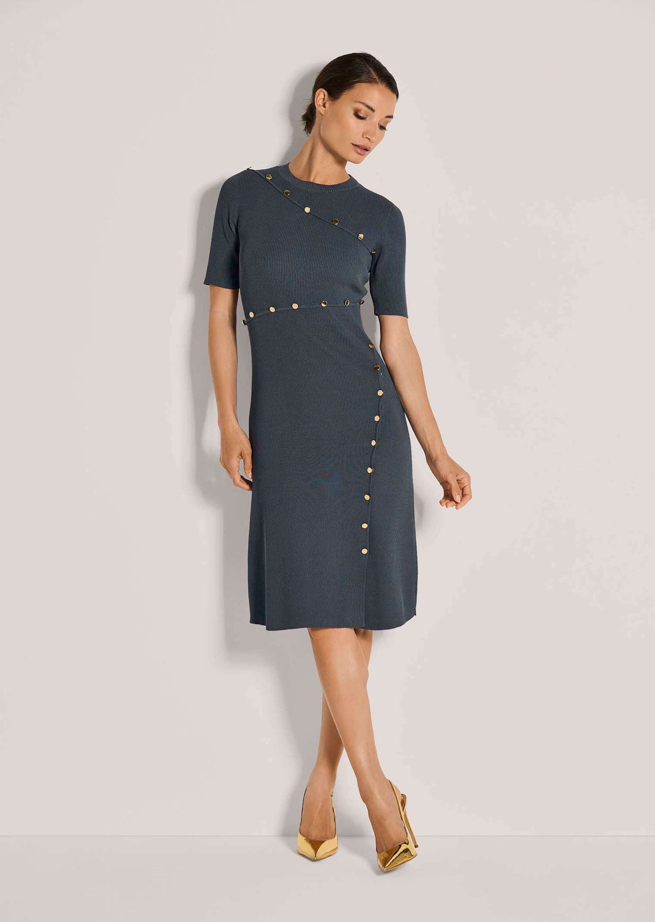 MADELEINE Strickkleid Elegantes Kleid mit Zierknöpfen Kleid mit Rundhalsaus günstig online kaufen