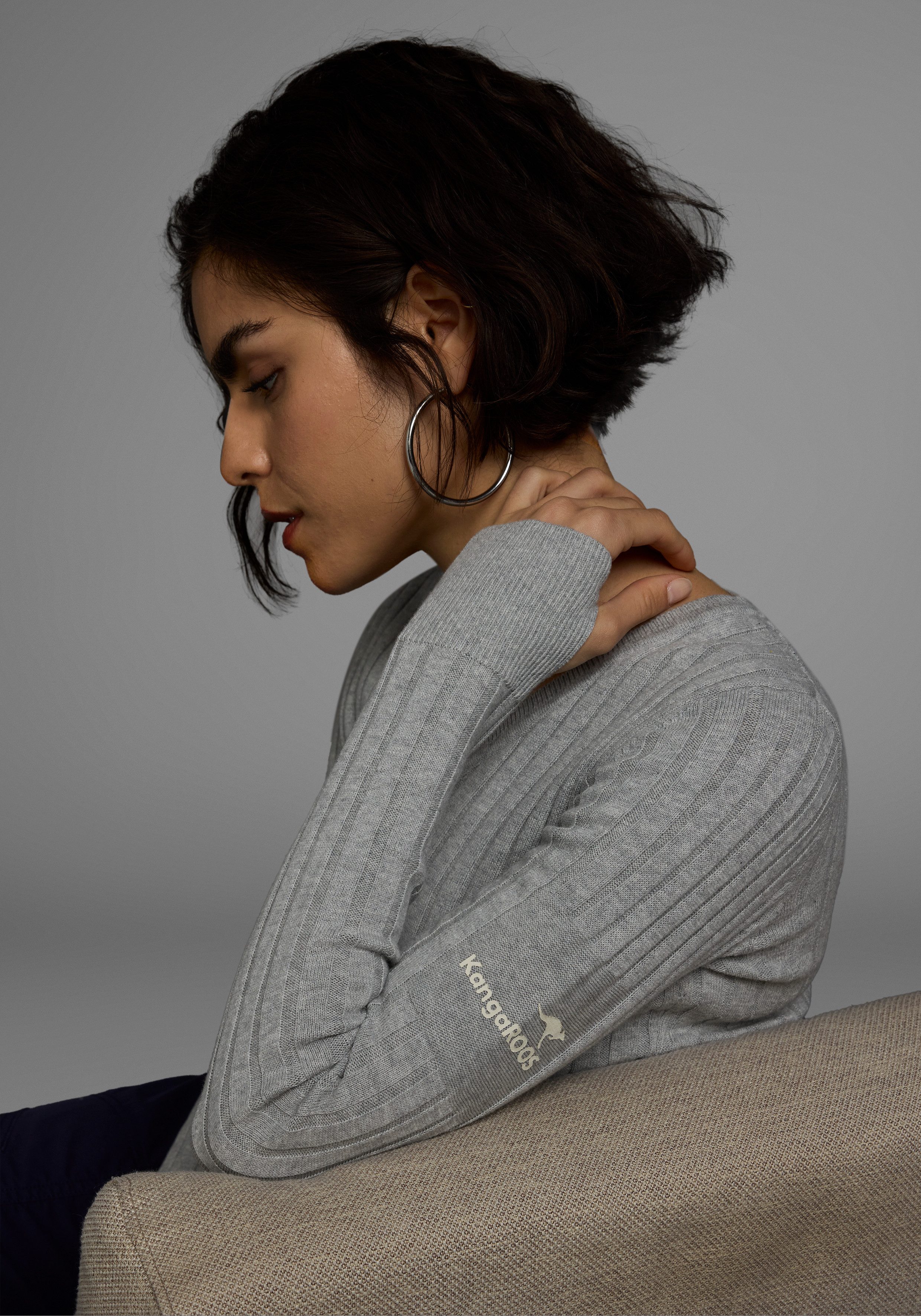 KangaROOS V-Ausschnitt-Pullover in breit geripptem Feinstrick