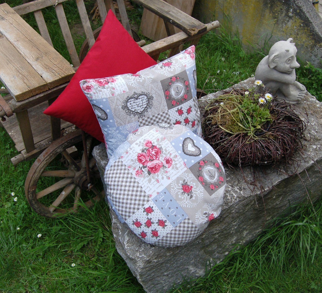 beties Kissenbezug Dorfkinder, Kissenhülle rund ca. 80 cm Sitzkissen (taupe-rot)