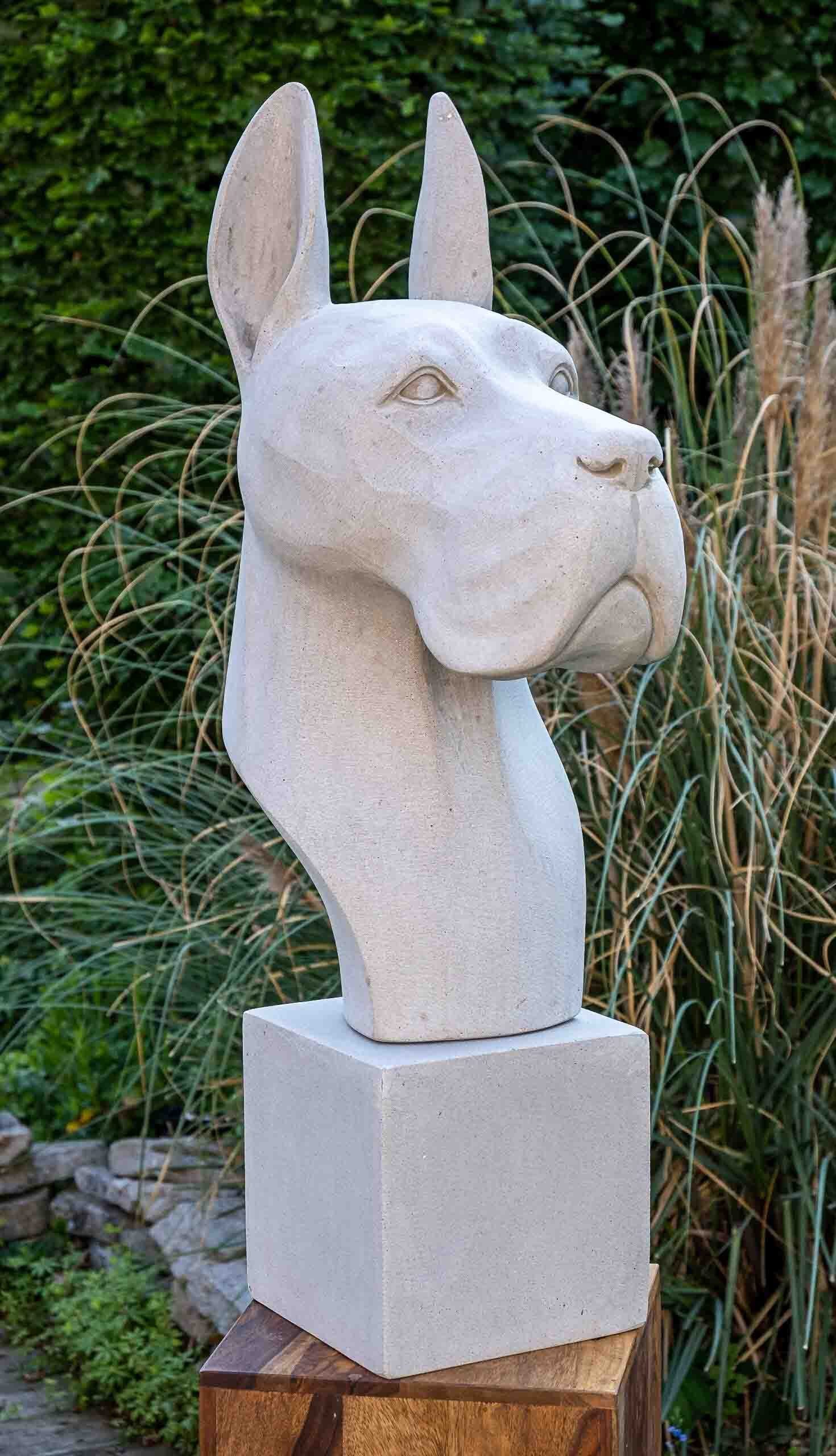IDYL Dekofigur IDYL Moderne Skulptur Figur Sandsteinguss "Hunde Kopf", Diese Figuren fallen auf durch ihre Schlichtheit und Eleganz. Die dezent strukturierte und matte Oberfläche mit weichen Erscheinungsbild prägen den Charakter dieser Statuen.