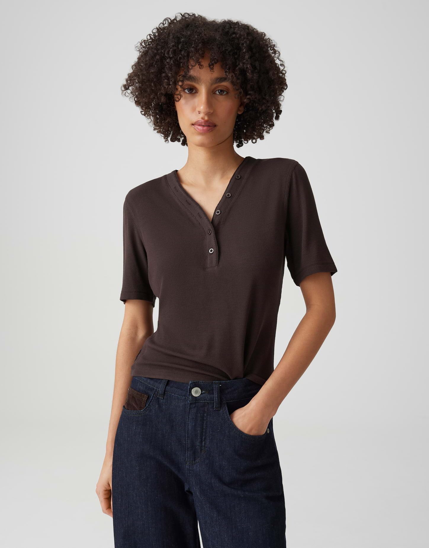 OPUS Kurzarmshirt mit feiner Rippe Femininer Ausschnitt mit leichter Transparenz