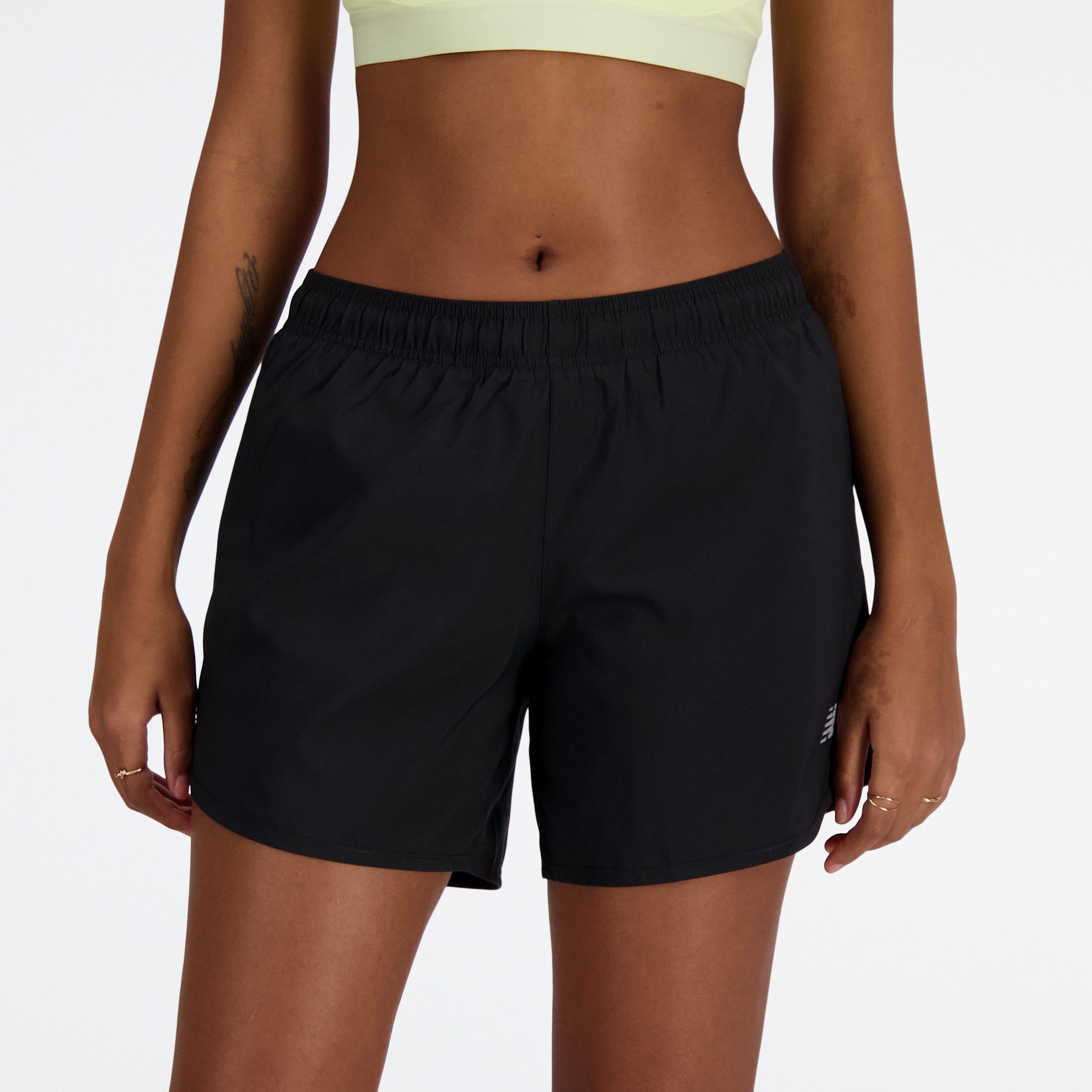 New Balance Laufshorts SPORT ESSENTIAL SHORT 5 aus Stretchmaterial, feuchtigkeitsabweisend, atmungsaktiv