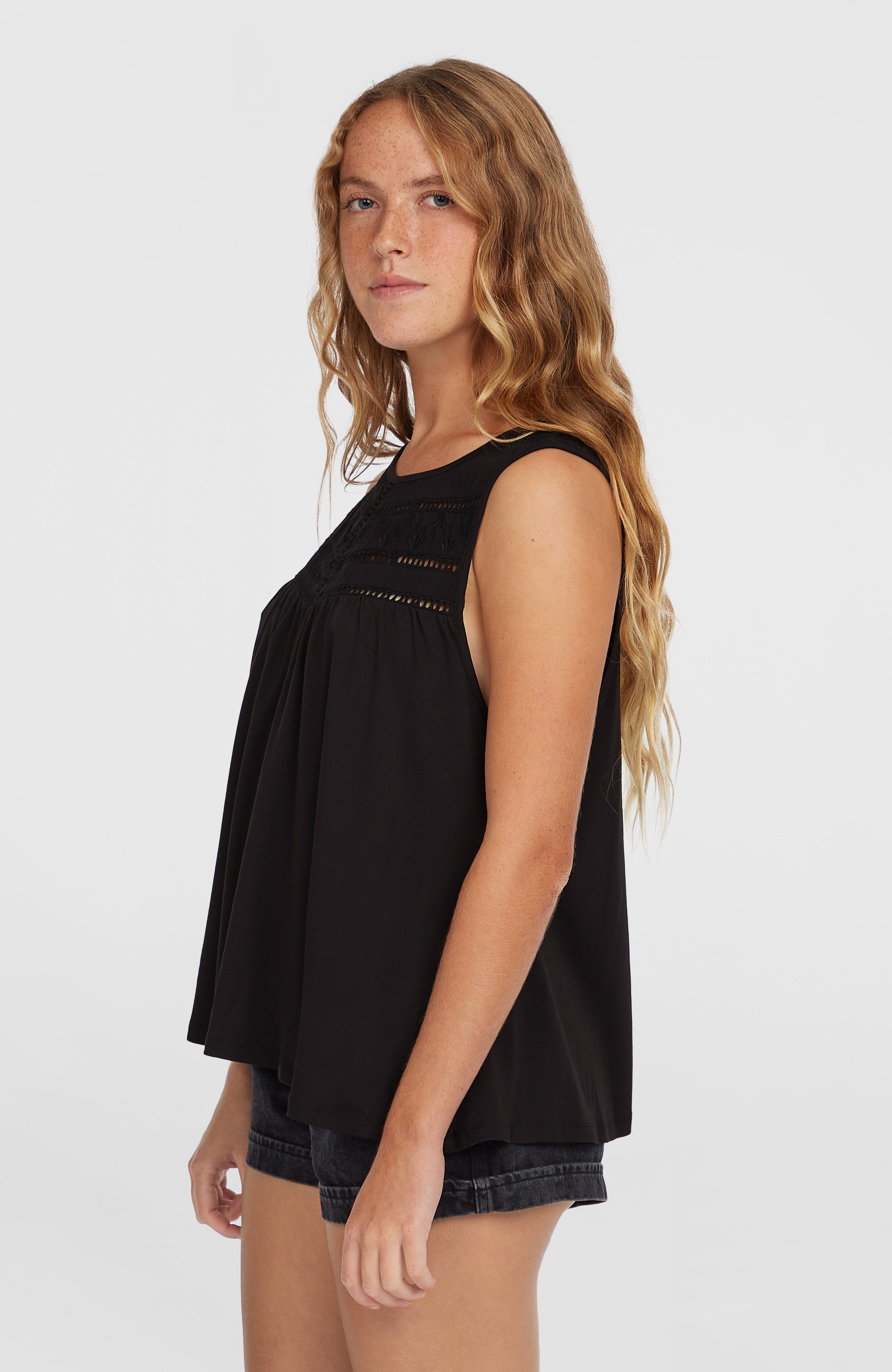 O'Neill Tanktop ESSENTIALS TOKEENA EMBROIDERY TANK mit bestickten Einsätzen am U-Ausschnitt, aus Viskose und Elasthan