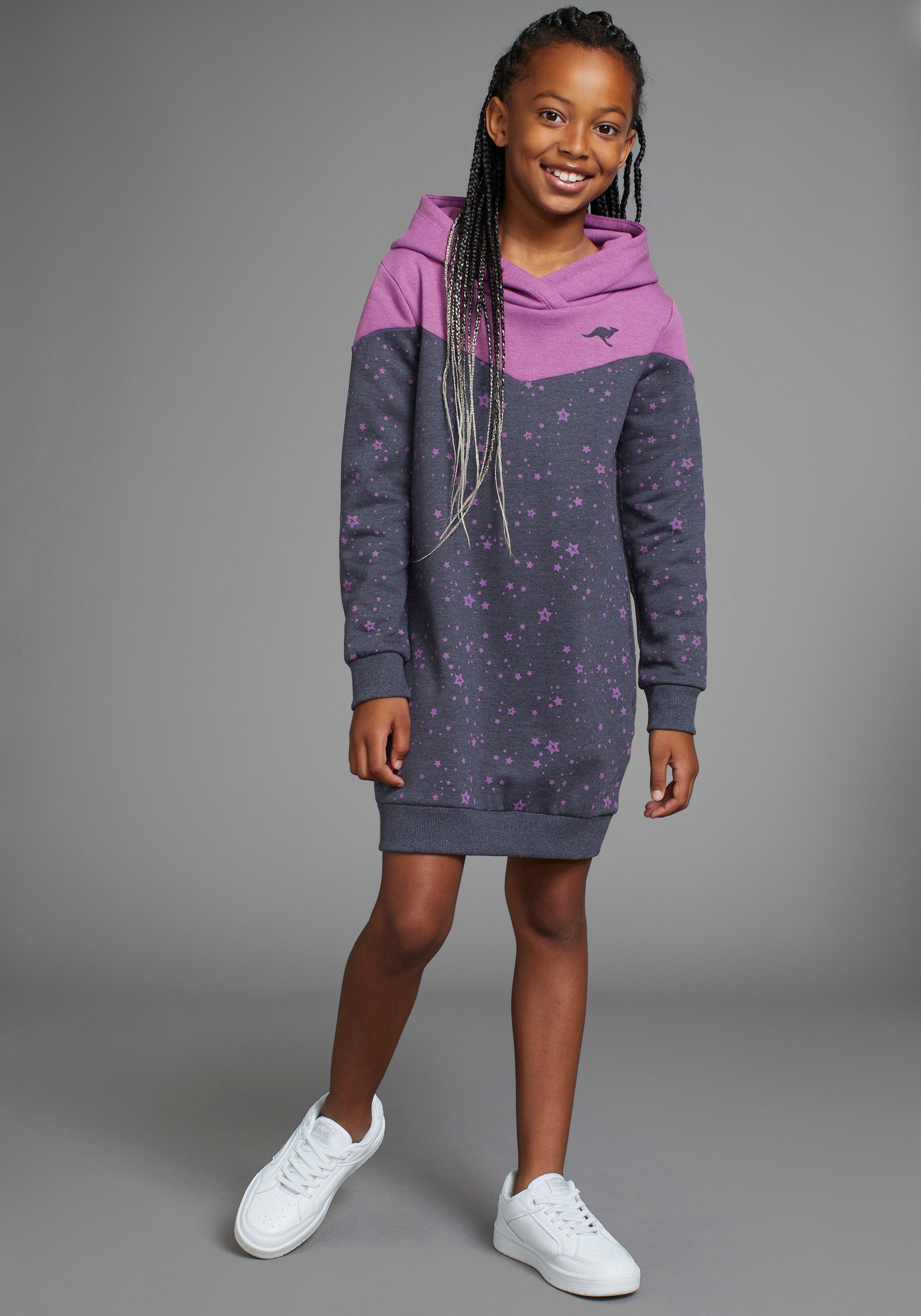 KangaROOS Sweatkleid mit süßem allover Druck, in Colorblocking-Design – Bild 4 von 5