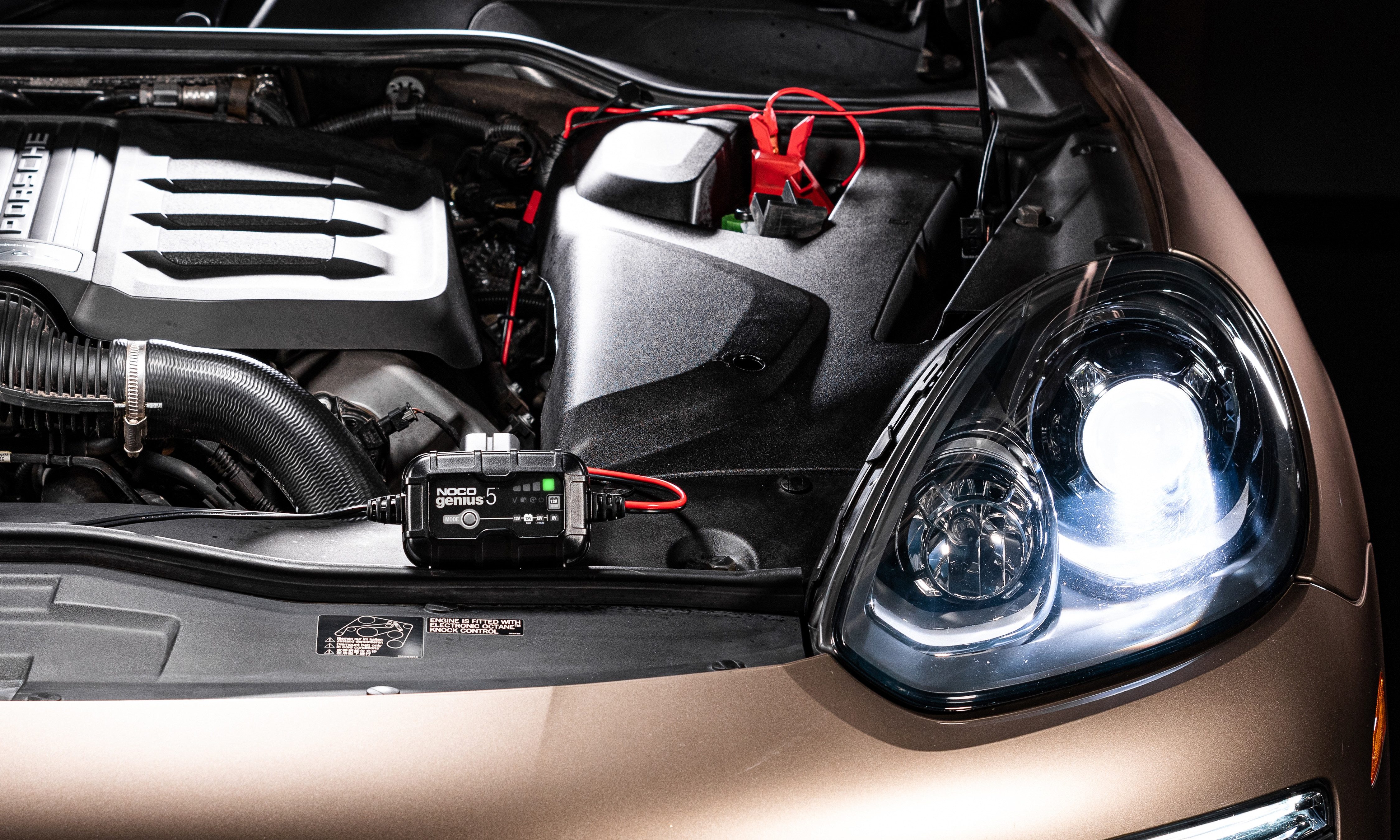Noco NOCO Genius 5EU Batterieladegerät Autobatterie-Ladegerät (5000 mA, Packung, 4-tlg., incl. Zubehör, Vollautomatischer Ladevorgang)