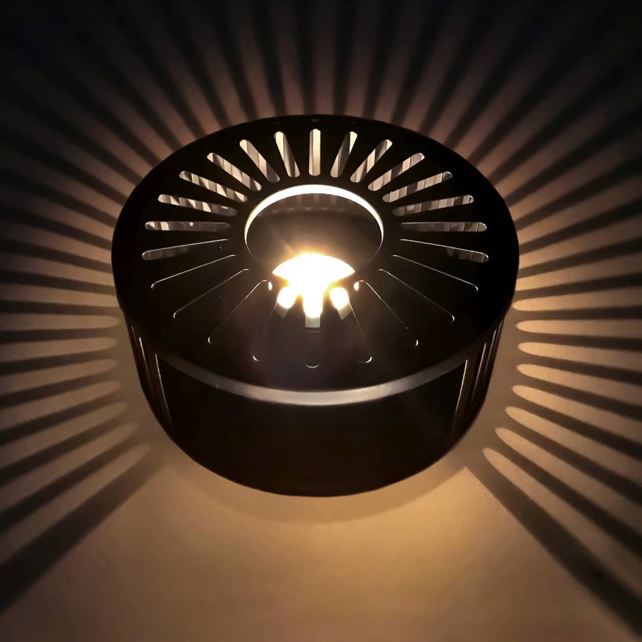 Creano Stövchen Stövchen “Stripes” black, (1-er Set, 2-tlg), Teewärmer aus Edelstahl, stabil, sämtliche Teekannen geeignet