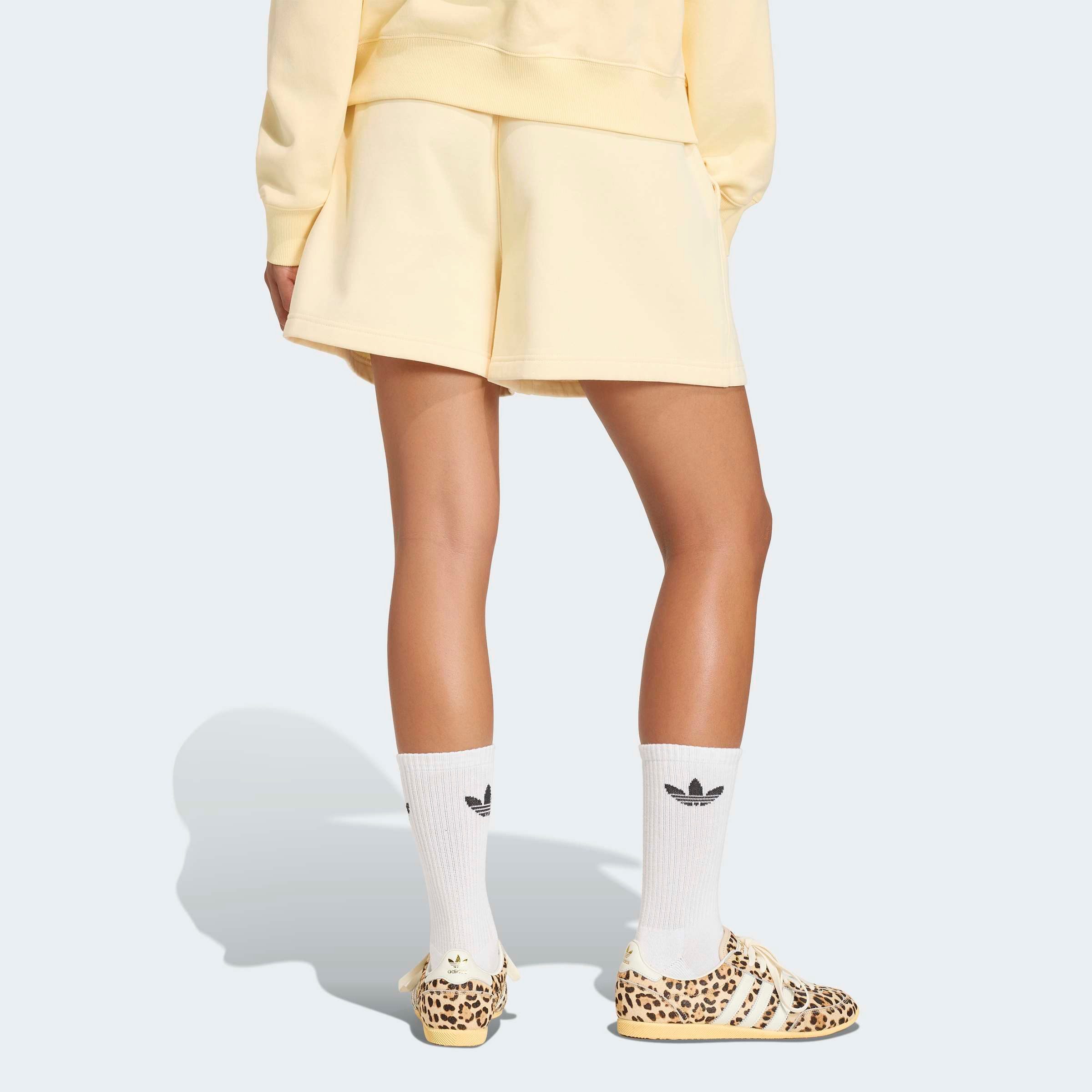 adidas Originals Shorts ESS FL mit engem Schnitt, aus Baumwolle und Polyester