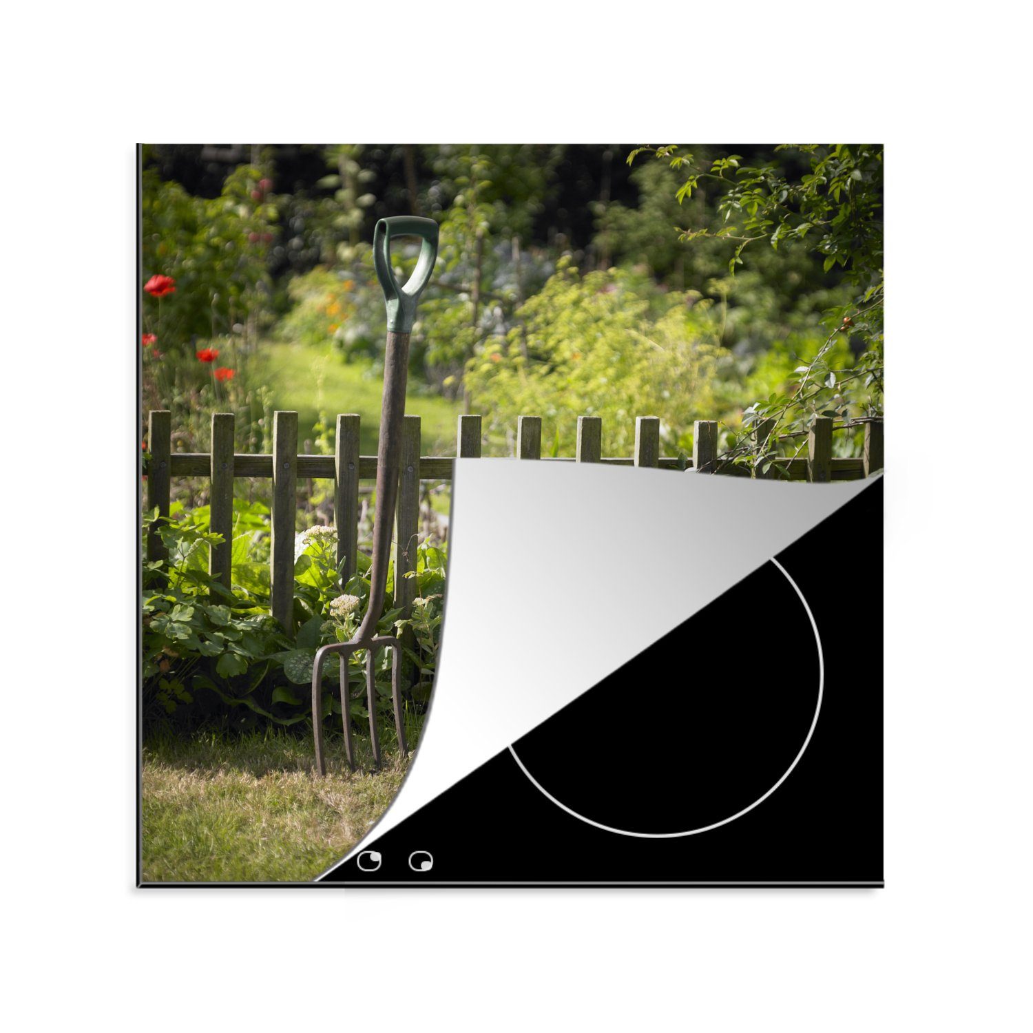 MuchoWow Herdblende-/Abdeckplatte Eine Mistgabel und eine Gießkanne in einem Garten, Vinyl, (1 tlg), 78x78 cm, Ceranfeldabdeckung, Arbeitsplatte für küche