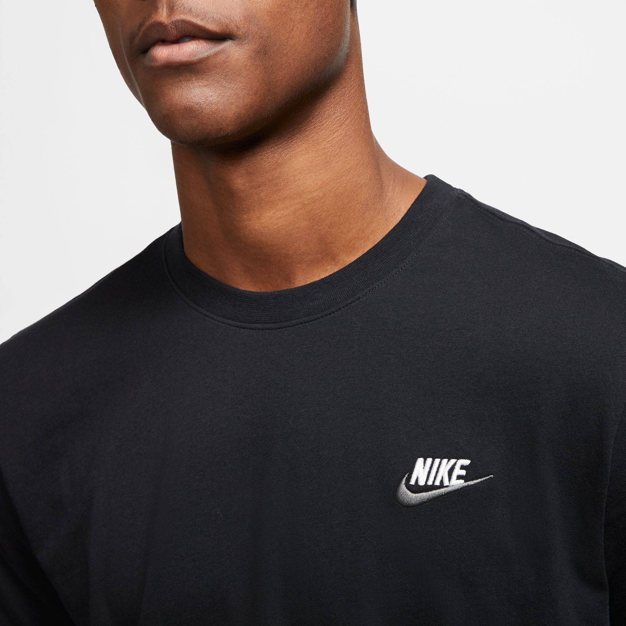 Nike Sportswear T-Shirt M NSW CLUB TEE mit Logostickerei auf der Brust, aus Jersey-Material, Regular Fit